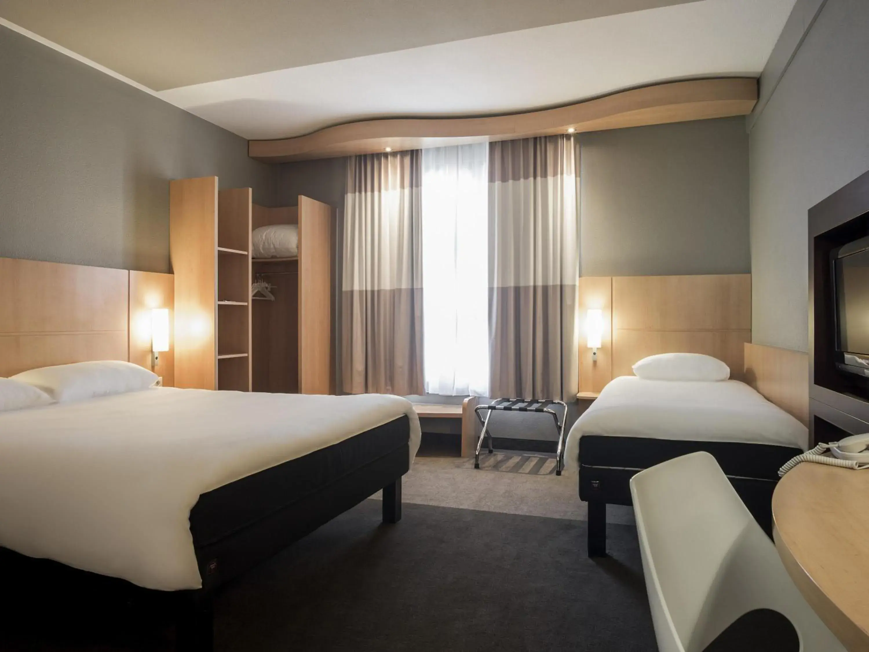 Triple Room with One Double Bed and One Single Bed in ibis Hotel Brussels Centre Gare du Midi Triple Room with One Double Bed and One Single Bed in ibis Hotel Brussels Centre Gare du Midi