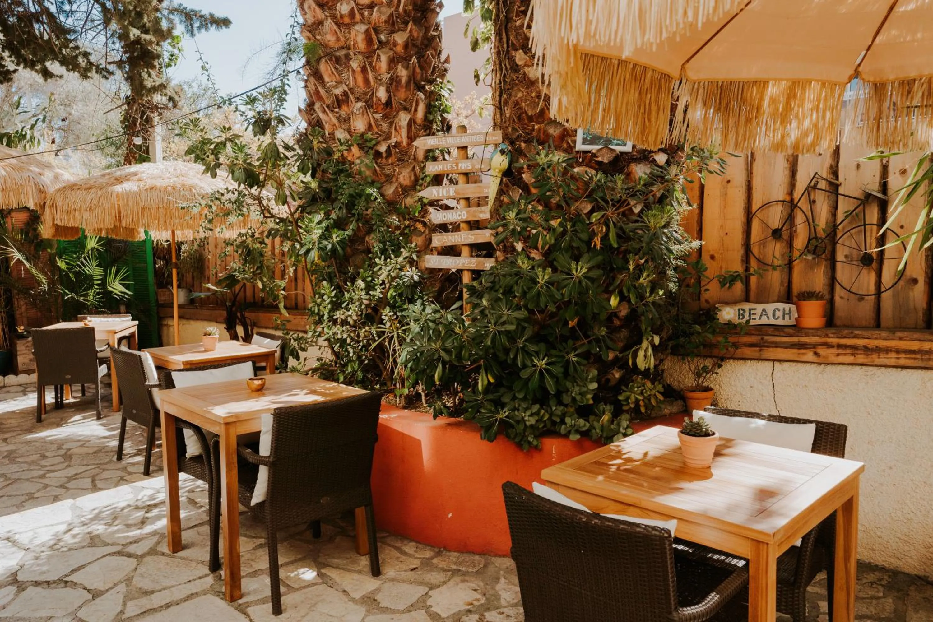 Patio in Hôtel Le Petit Castel