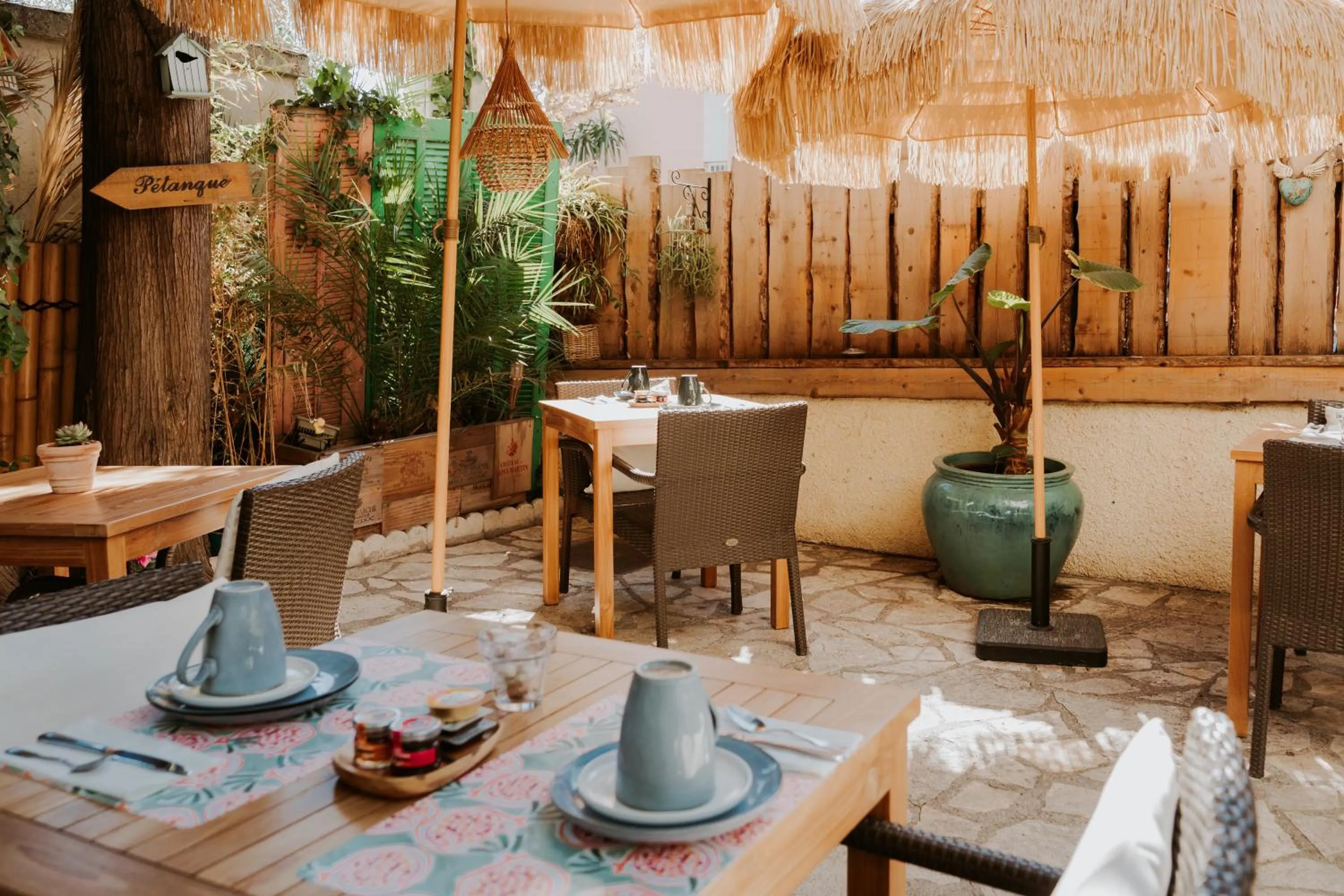 Patio in Hôtel Le Petit Castel