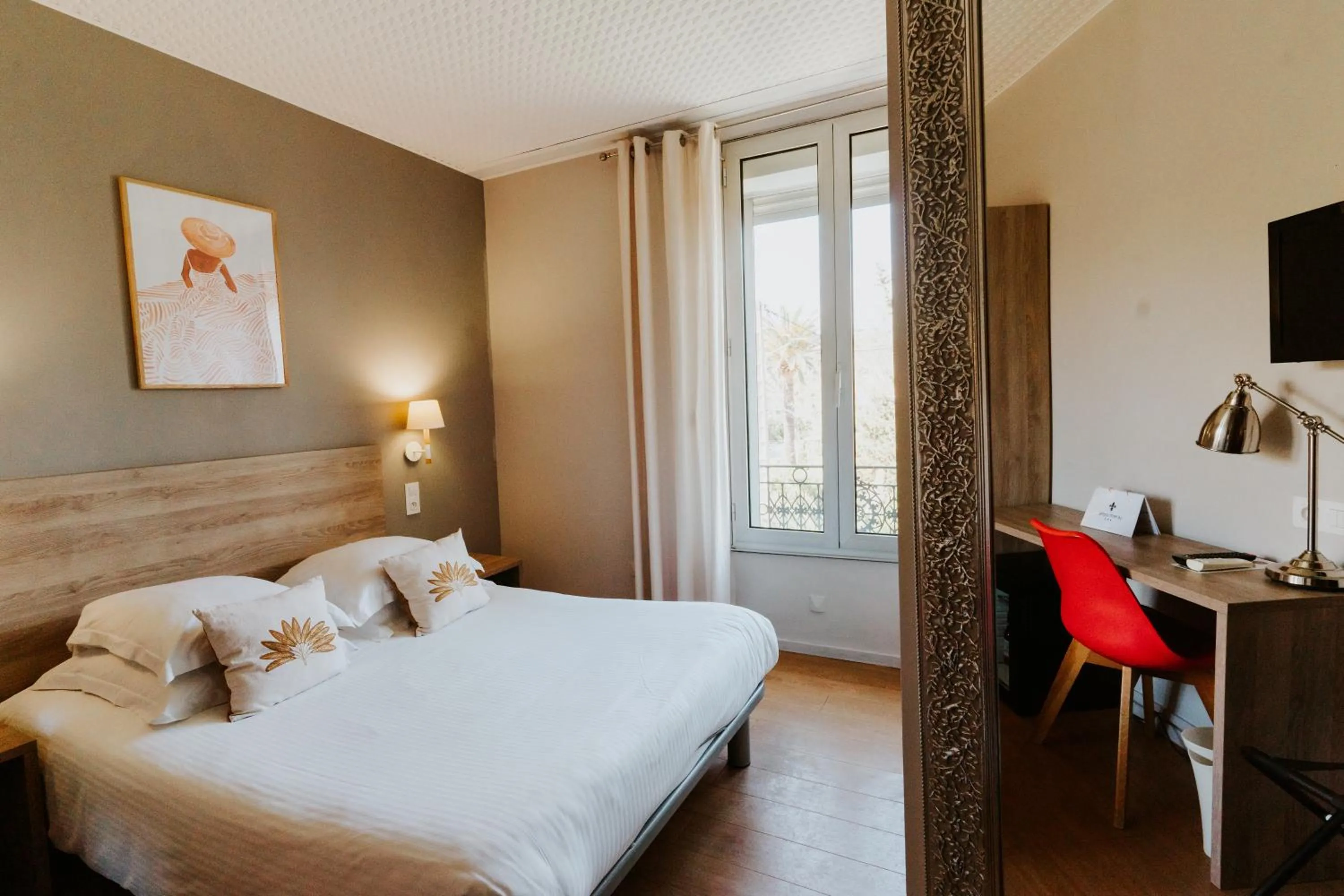 Bedroom, Bed in Hôtel Le Petit Castel