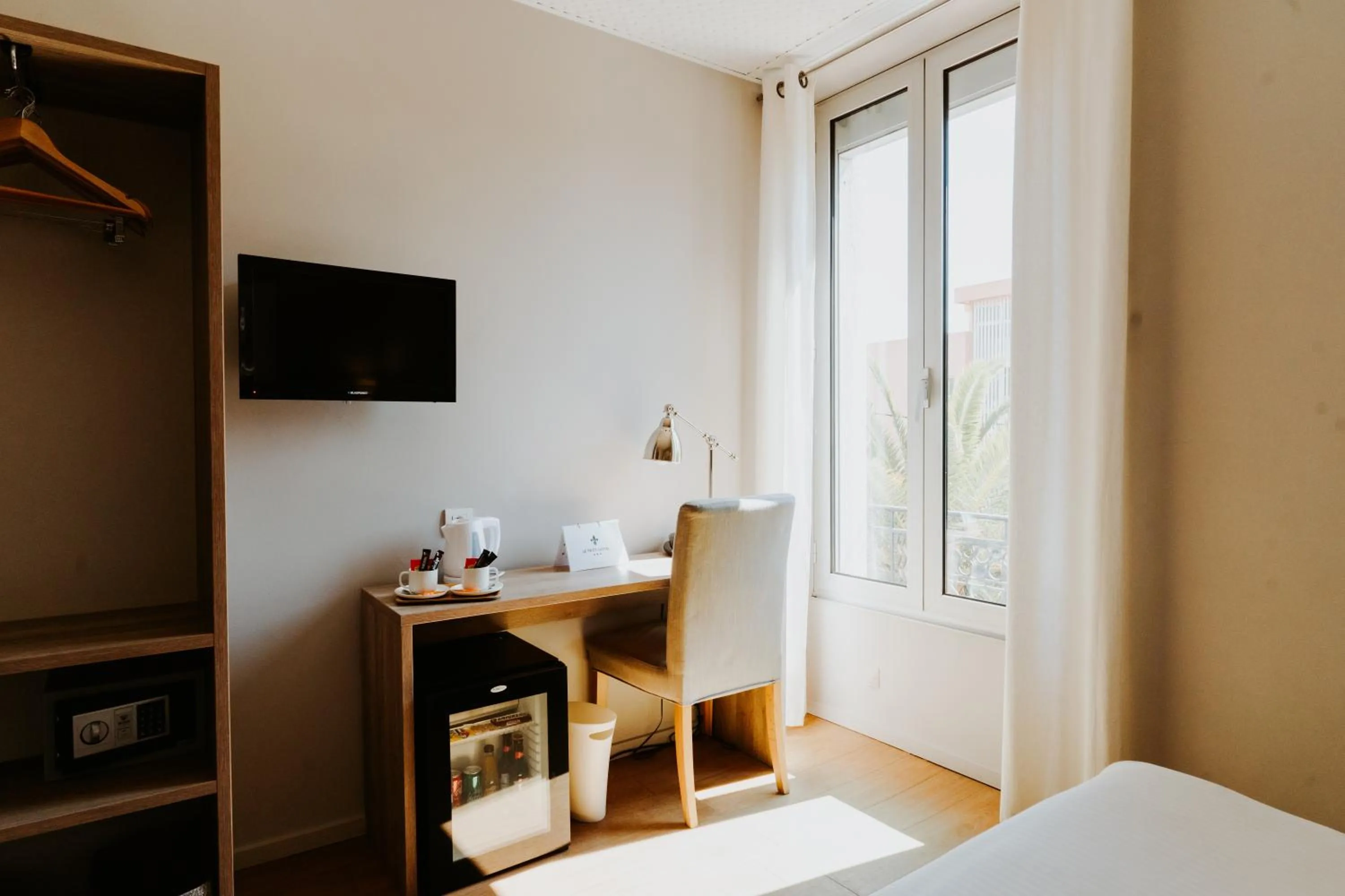 Bedroom, Bed in Hôtel Le Petit Castel