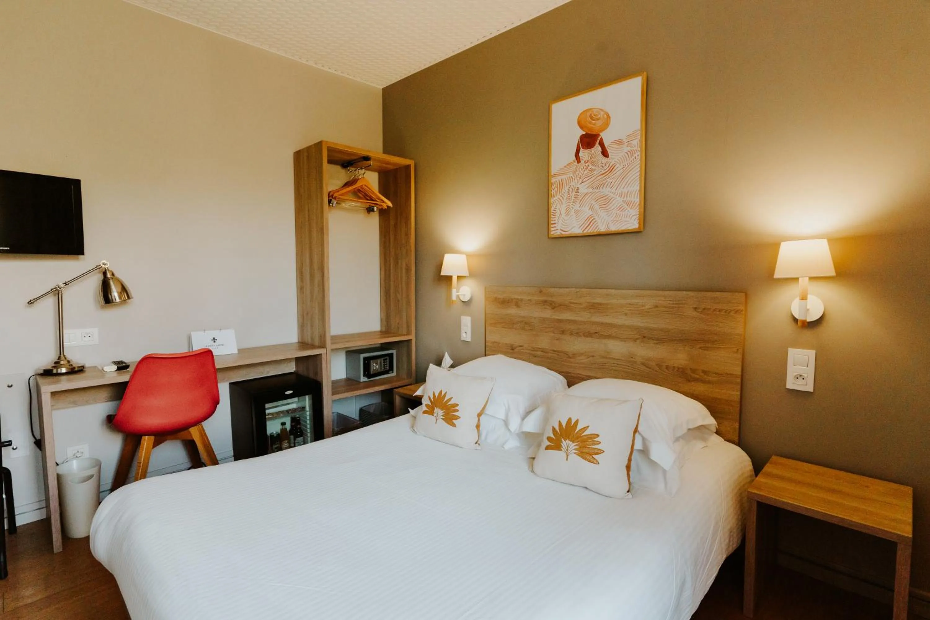 Bedroom, Bed in Hôtel Le Petit Castel