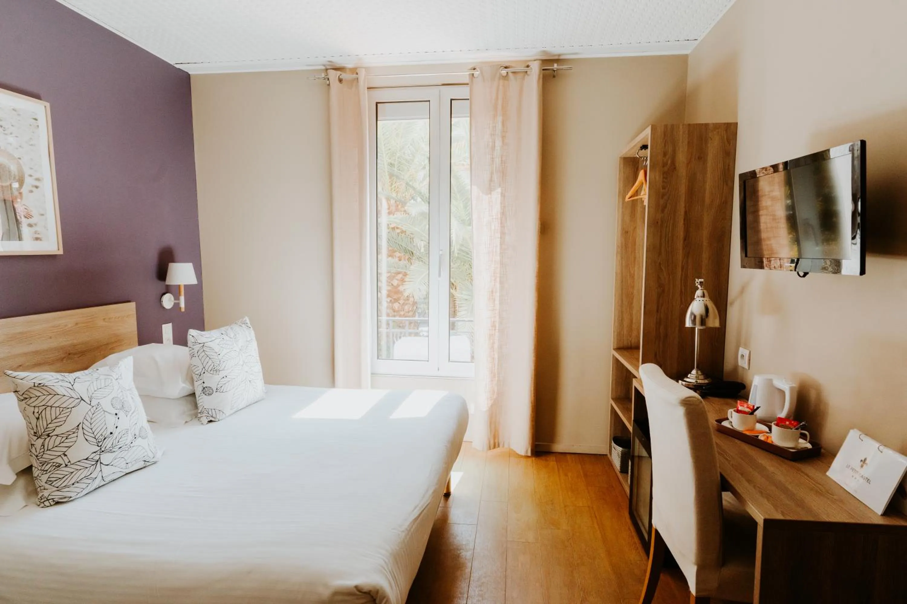 Bedroom, Bed in Hôtel Le Petit Castel