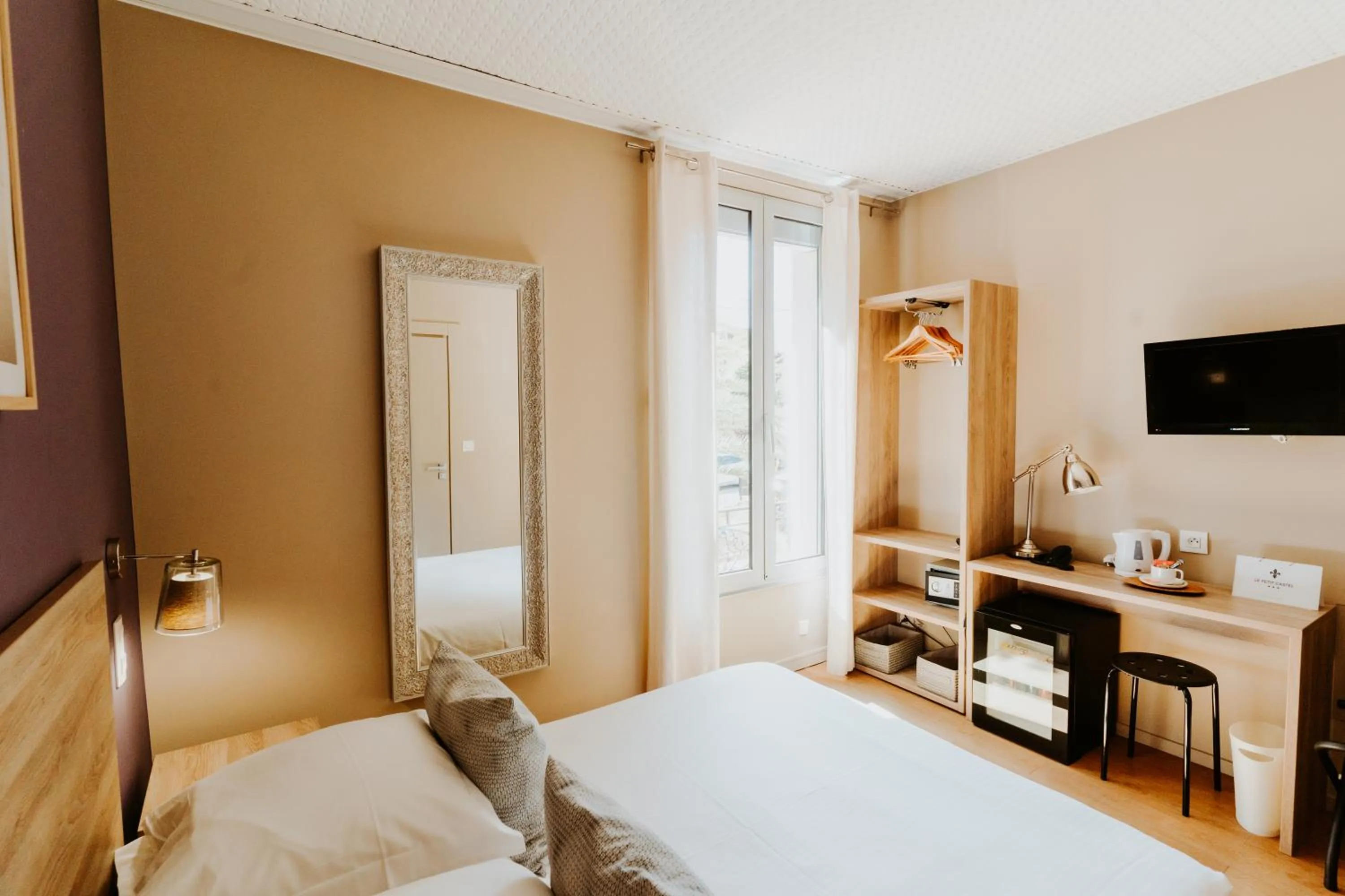 Bedroom, Bed in Hôtel Le Petit Castel