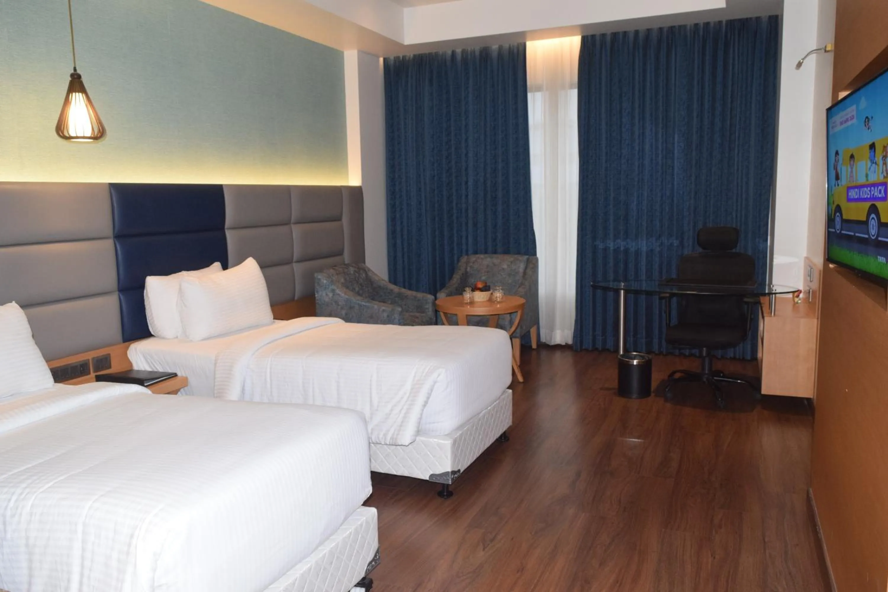 Living room, Bed in SRM Hotel Maraimalai Nagar Chennai