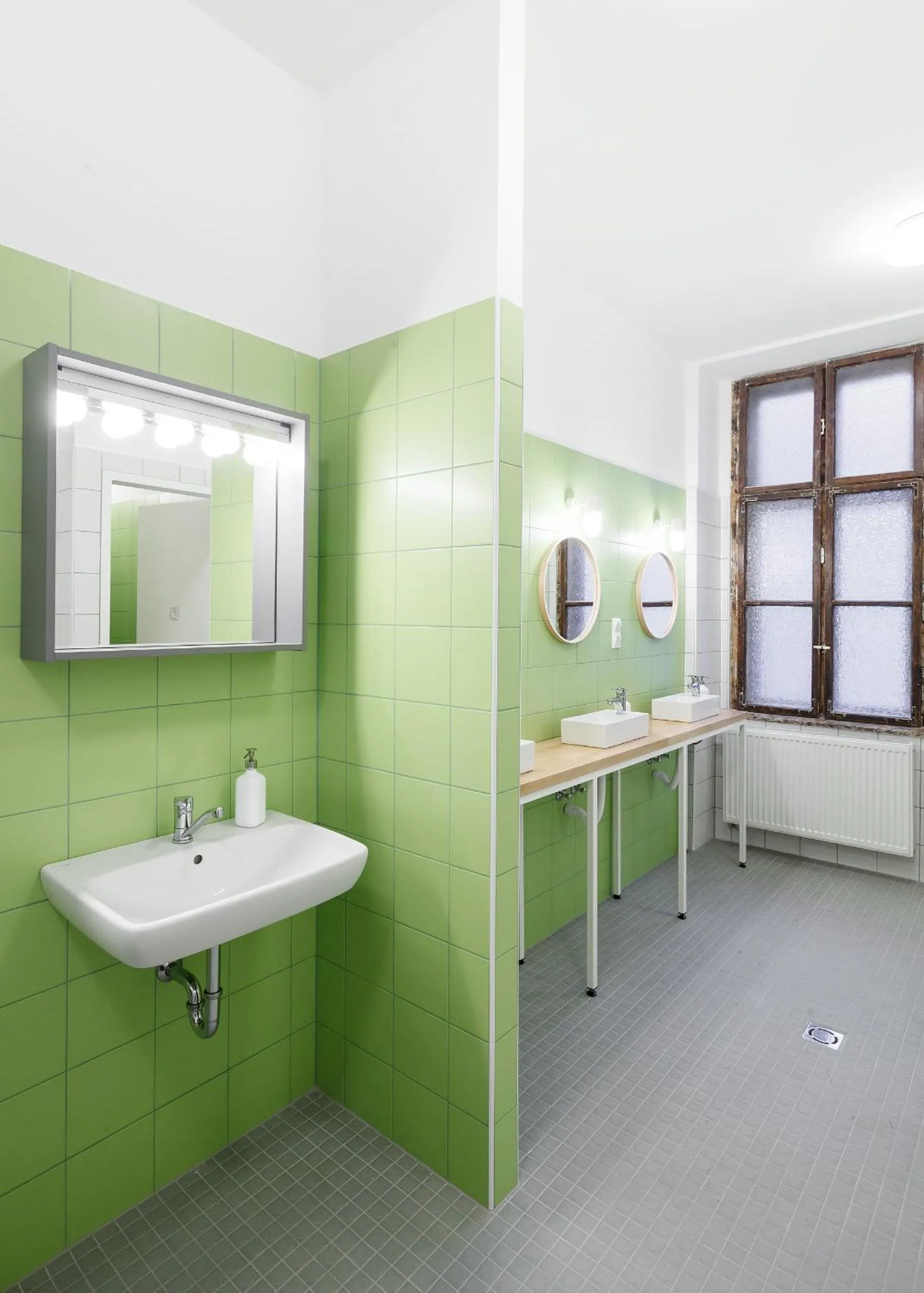 Shower in Flow Spaces