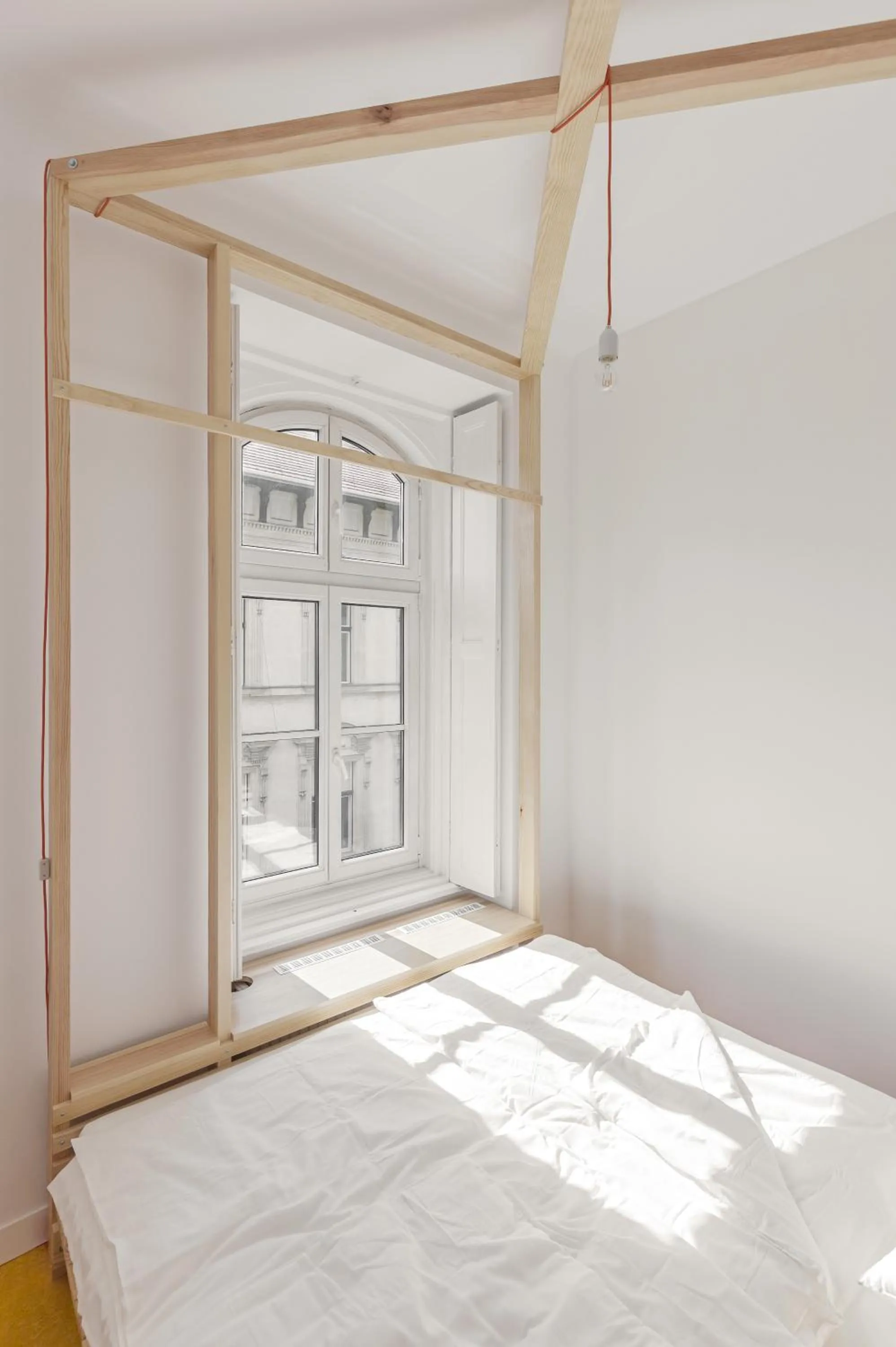 Bedroom, Bed in Flow Spaces