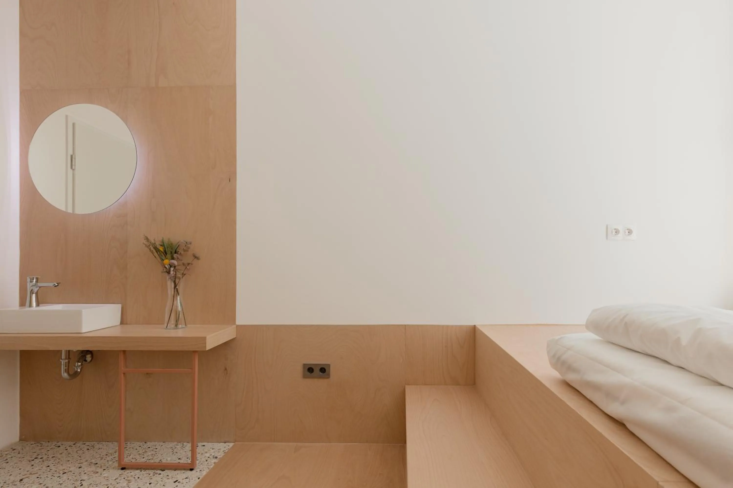 Bedroom, Bed in Flow Spaces