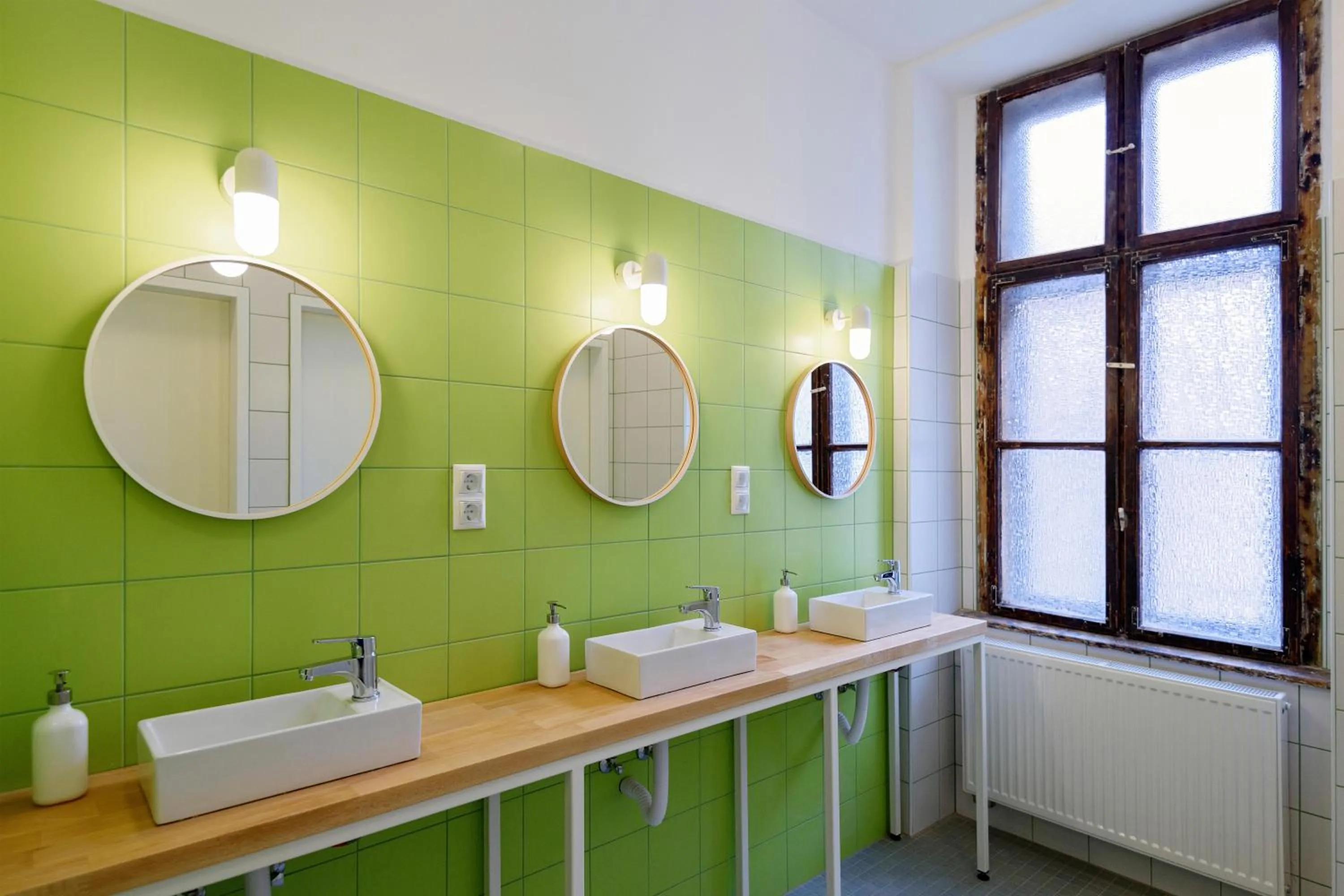 Shower in Flow Spaces