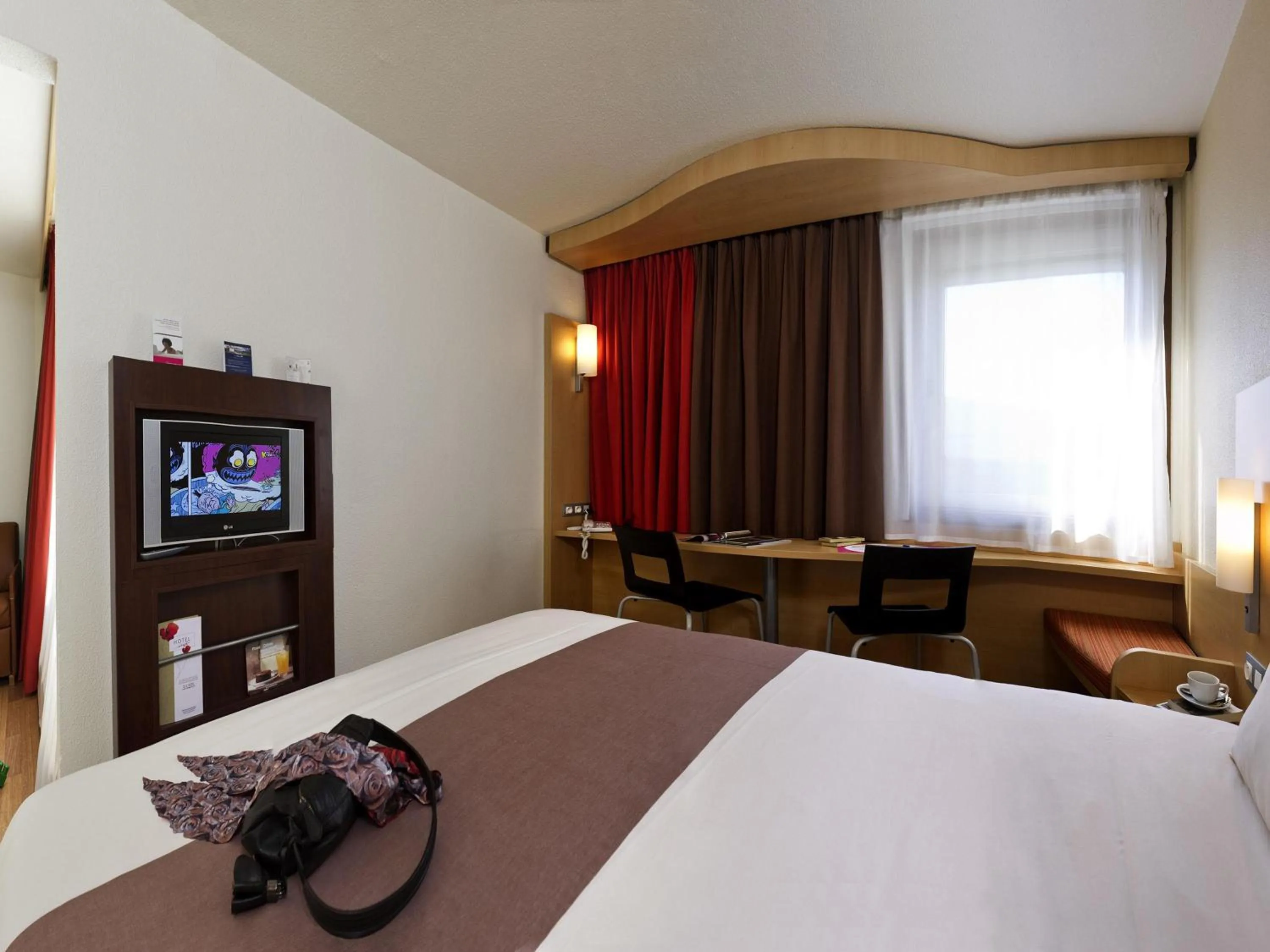 Property building, Bed in ibis Hotel Brussels Expo Atomium