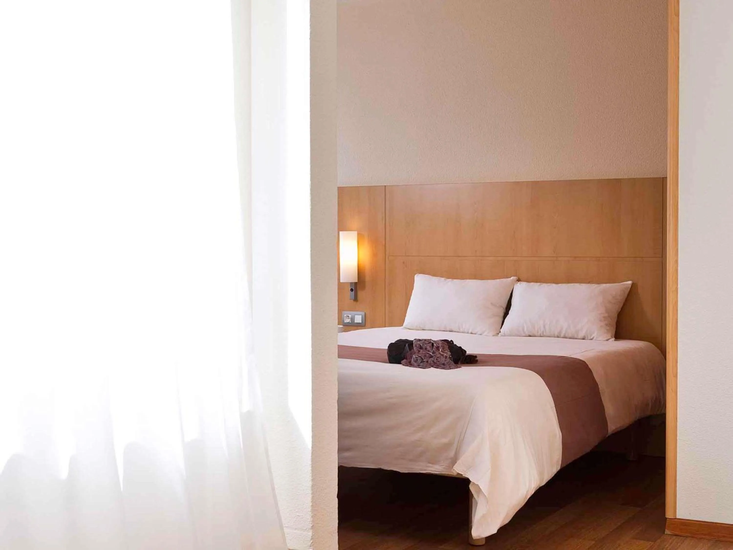 Bedroom, Bed in ibis Hotel Brussels Expo Atomium