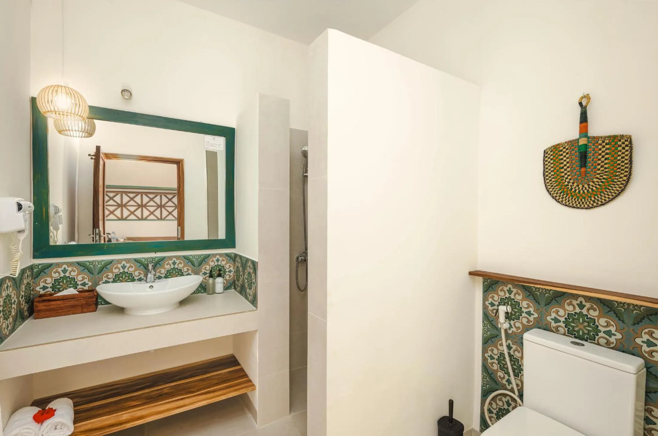 Bathroom, Bed in Zanzibar Queen Hotel