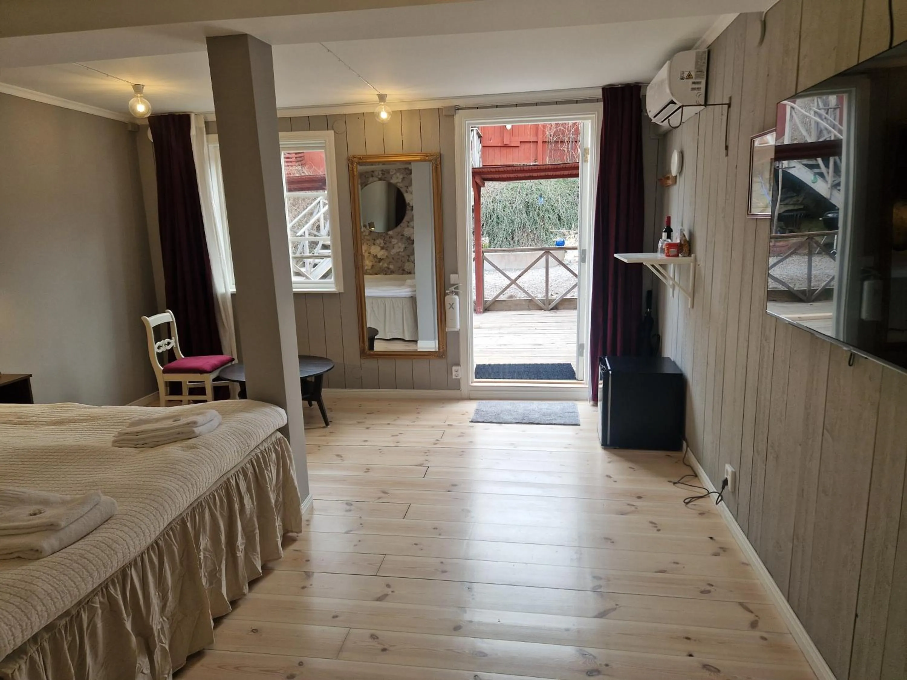 Photo of the whole room, Bed in Gårdshotell Klockargården Öregrund