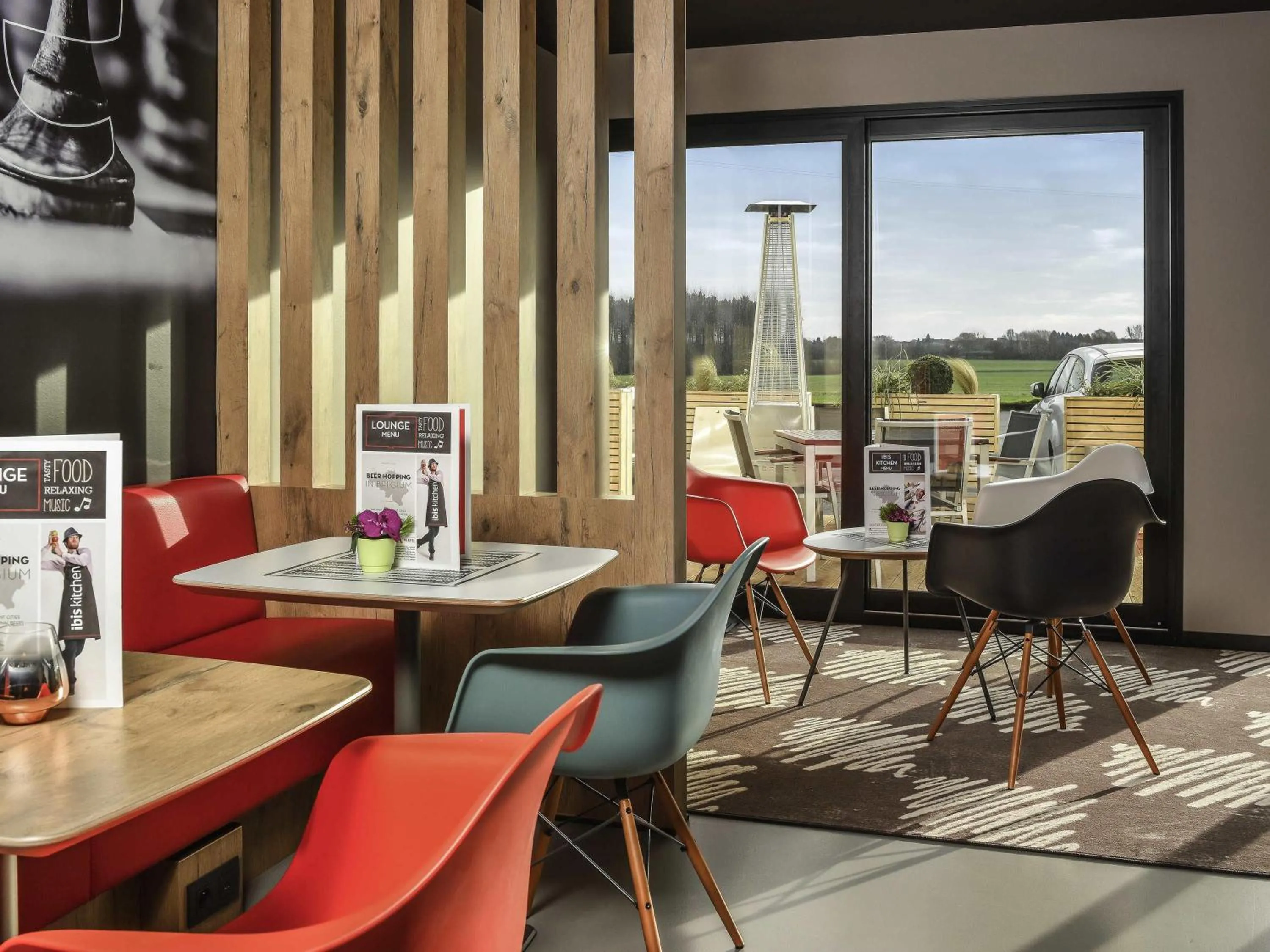 Lounge or bar in ibis Charleroi Airport Brussels South