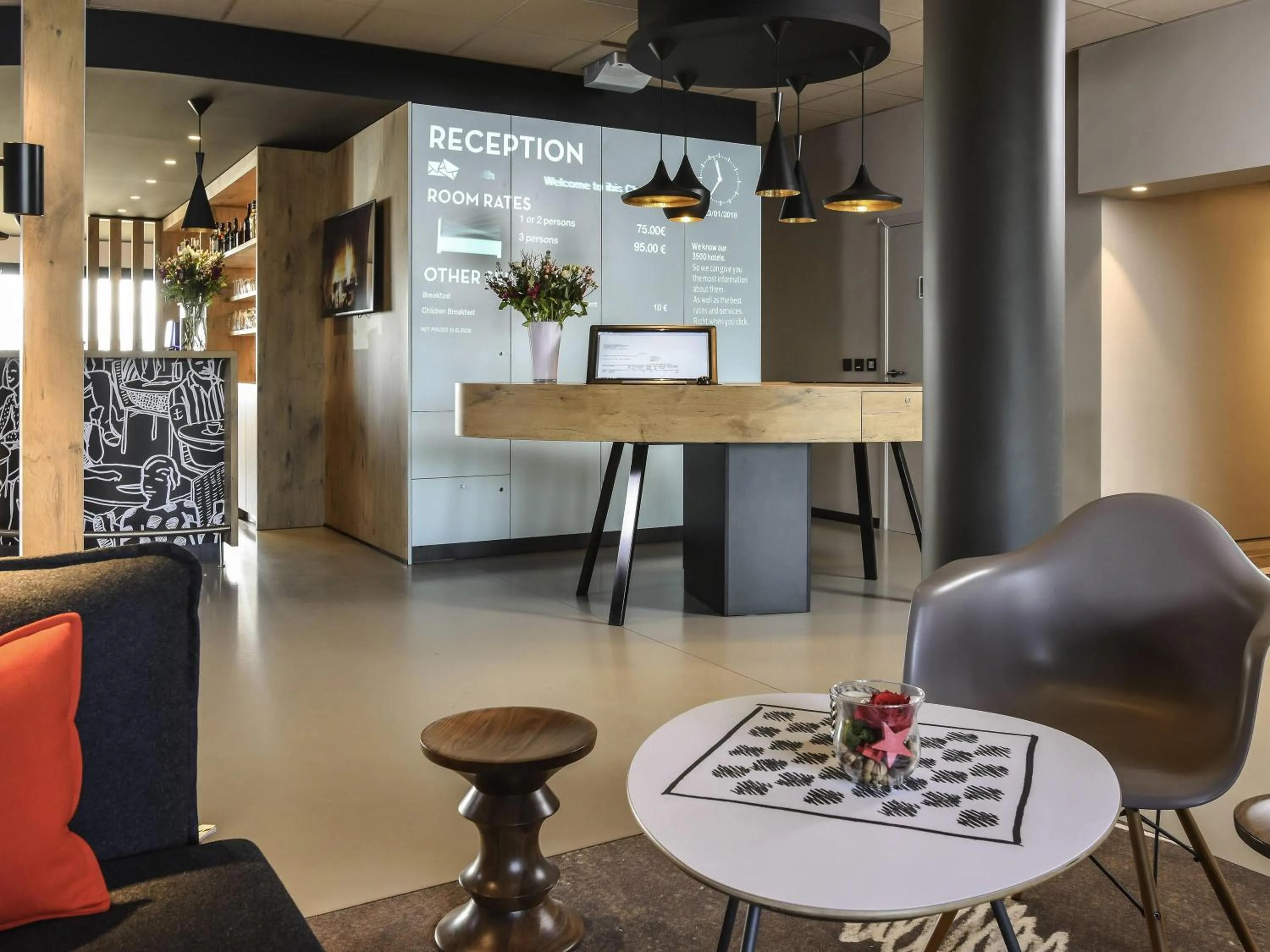 Lounge or bar in ibis Charleroi Airport Brussels South