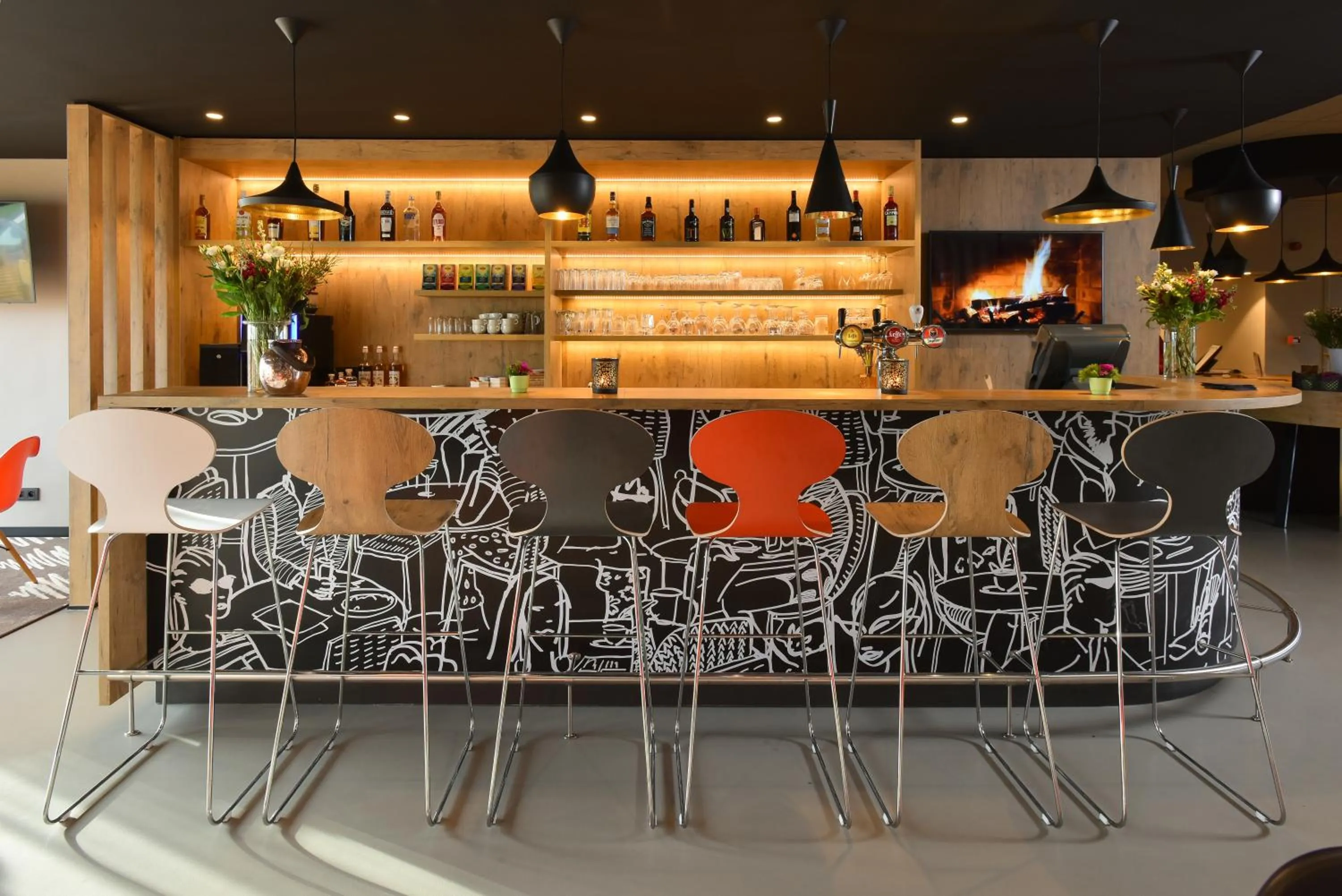 Lounge or bar in ibis Charleroi Airport Brussels South