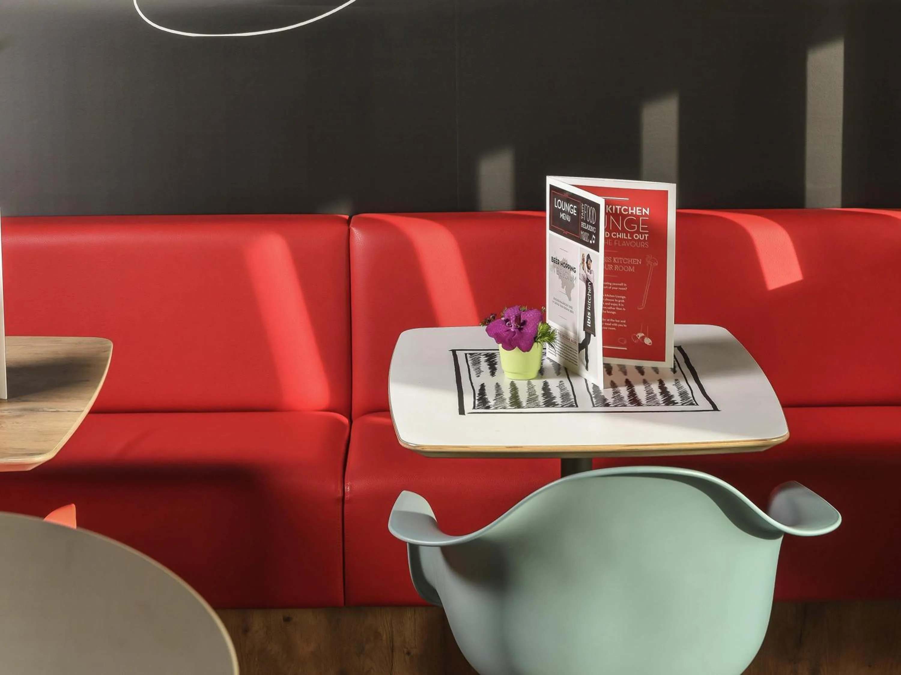 Lounge or bar in ibis Charleroi Airport Brussels South