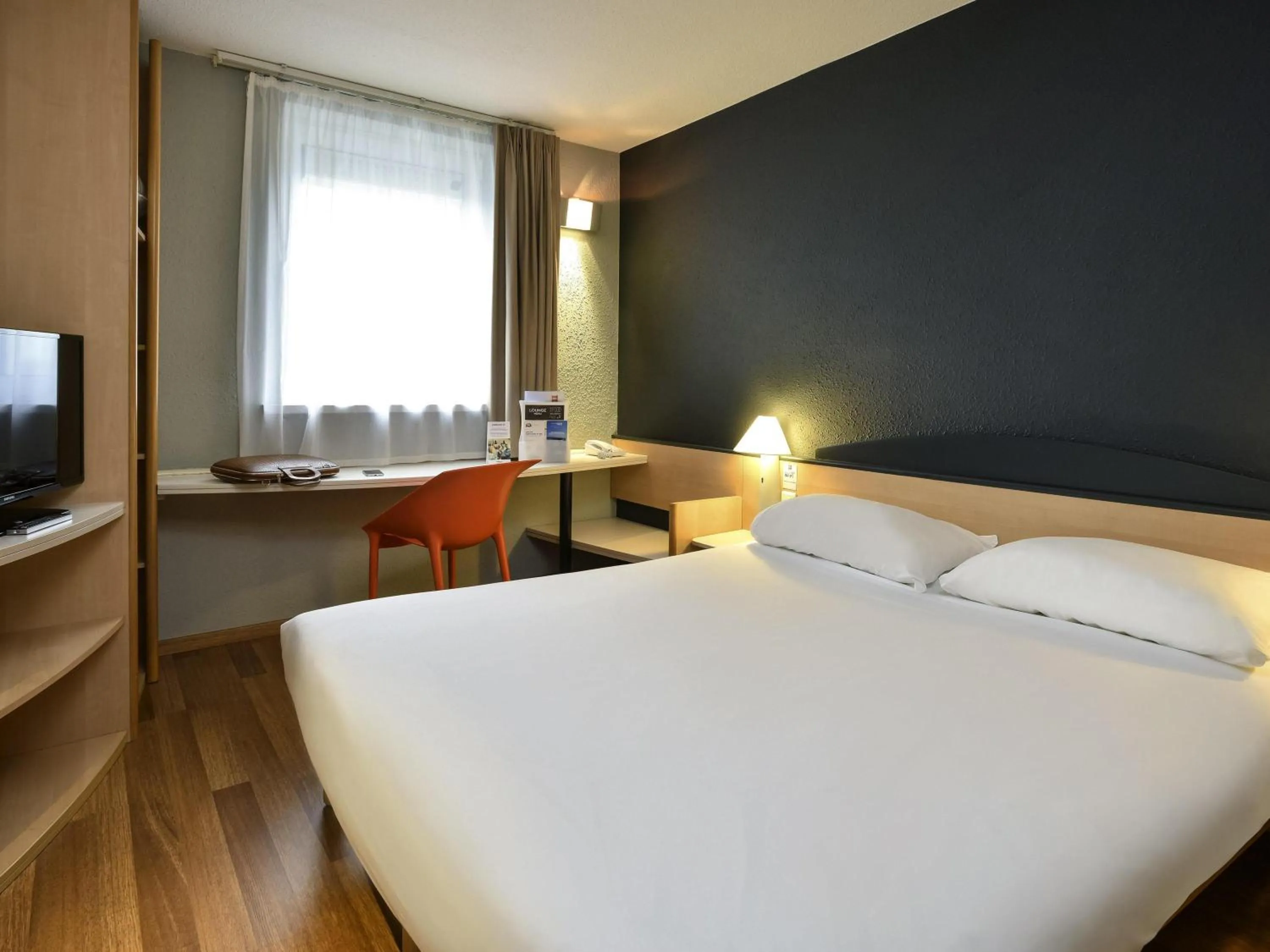 Bedroom, Bed in ibis Charleroi Centre Gare