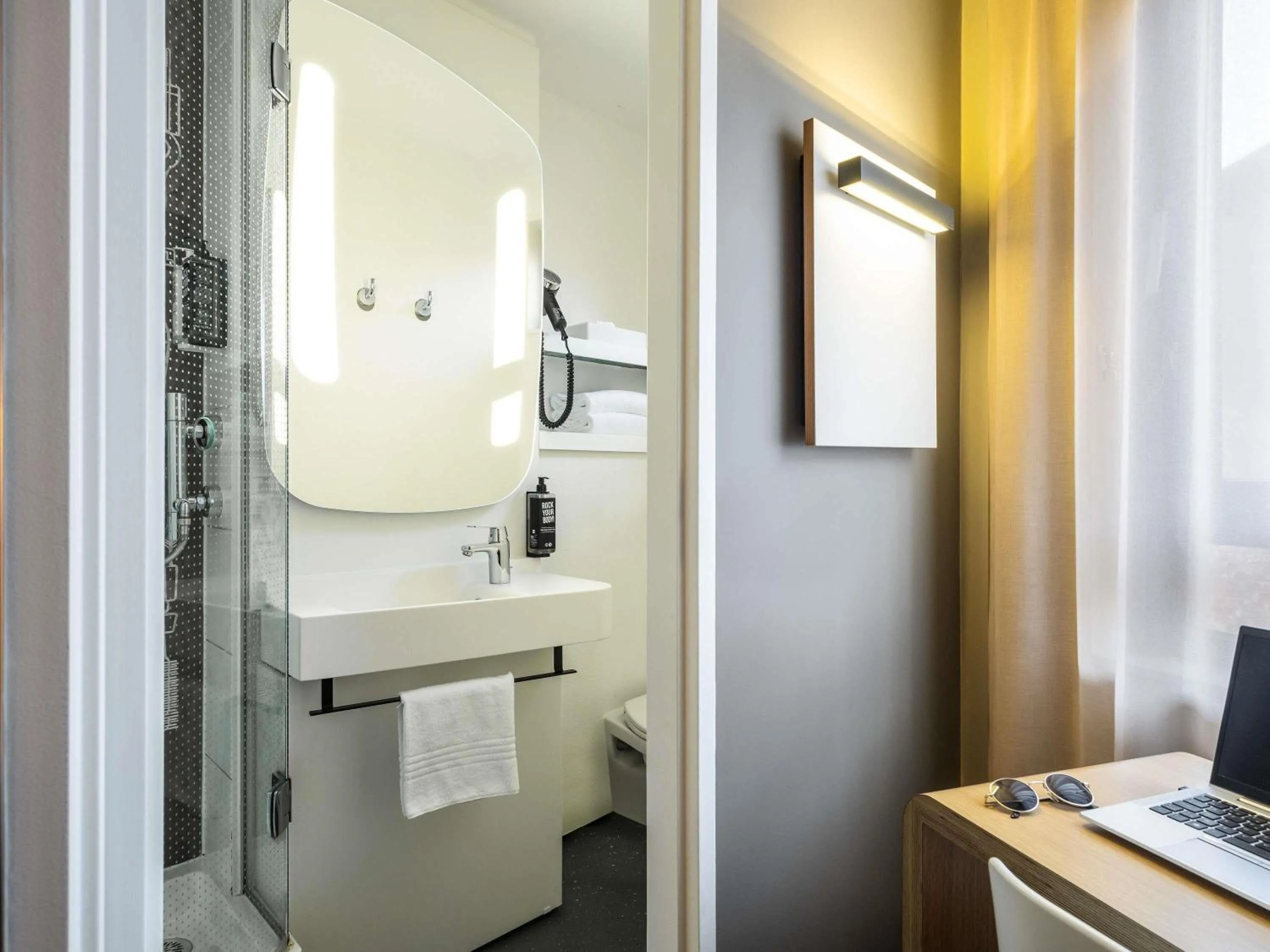 Bedroom in ibis Gent Centrum Opera