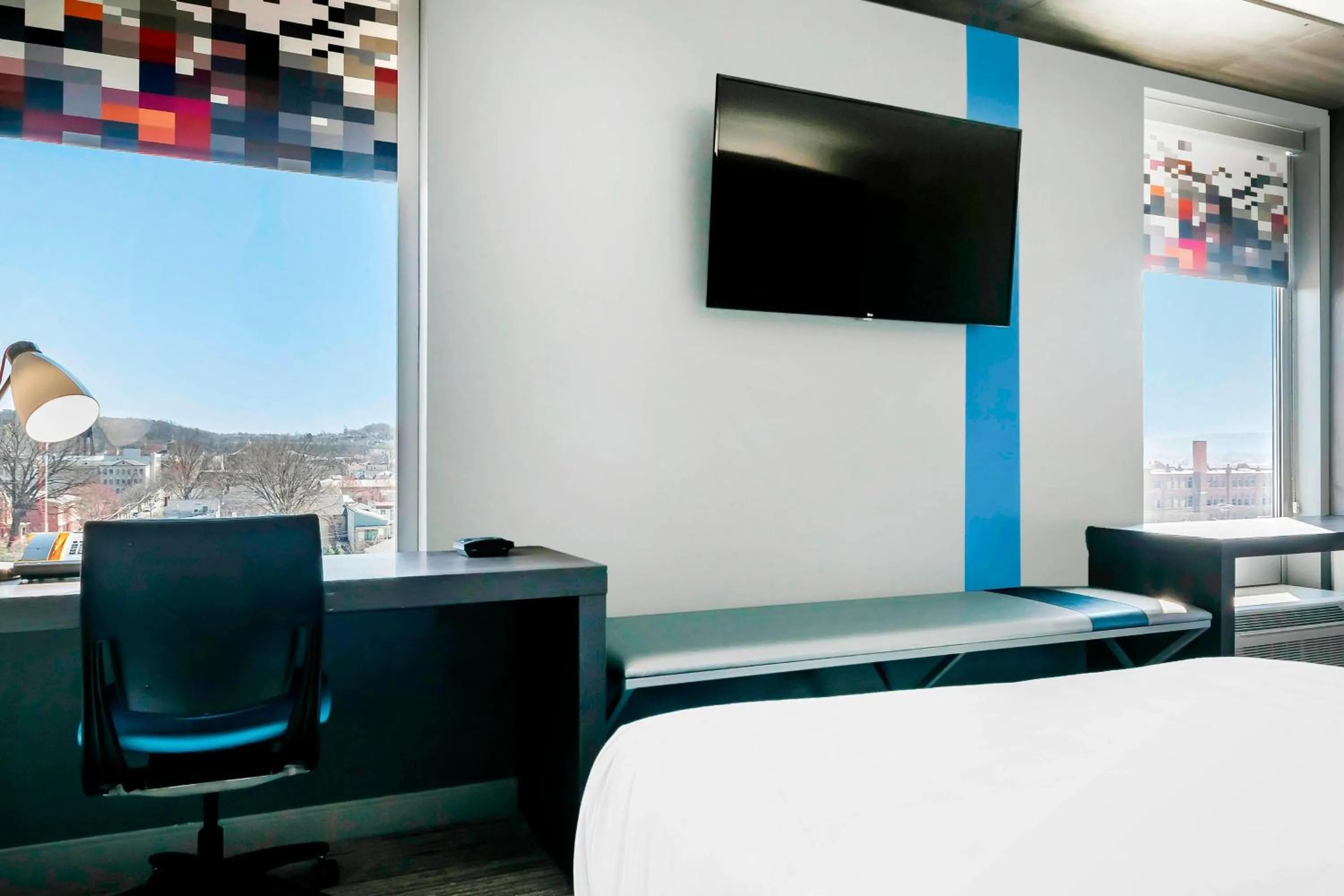 Photo of the whole room, Bed in Aloft Newport on the Levee