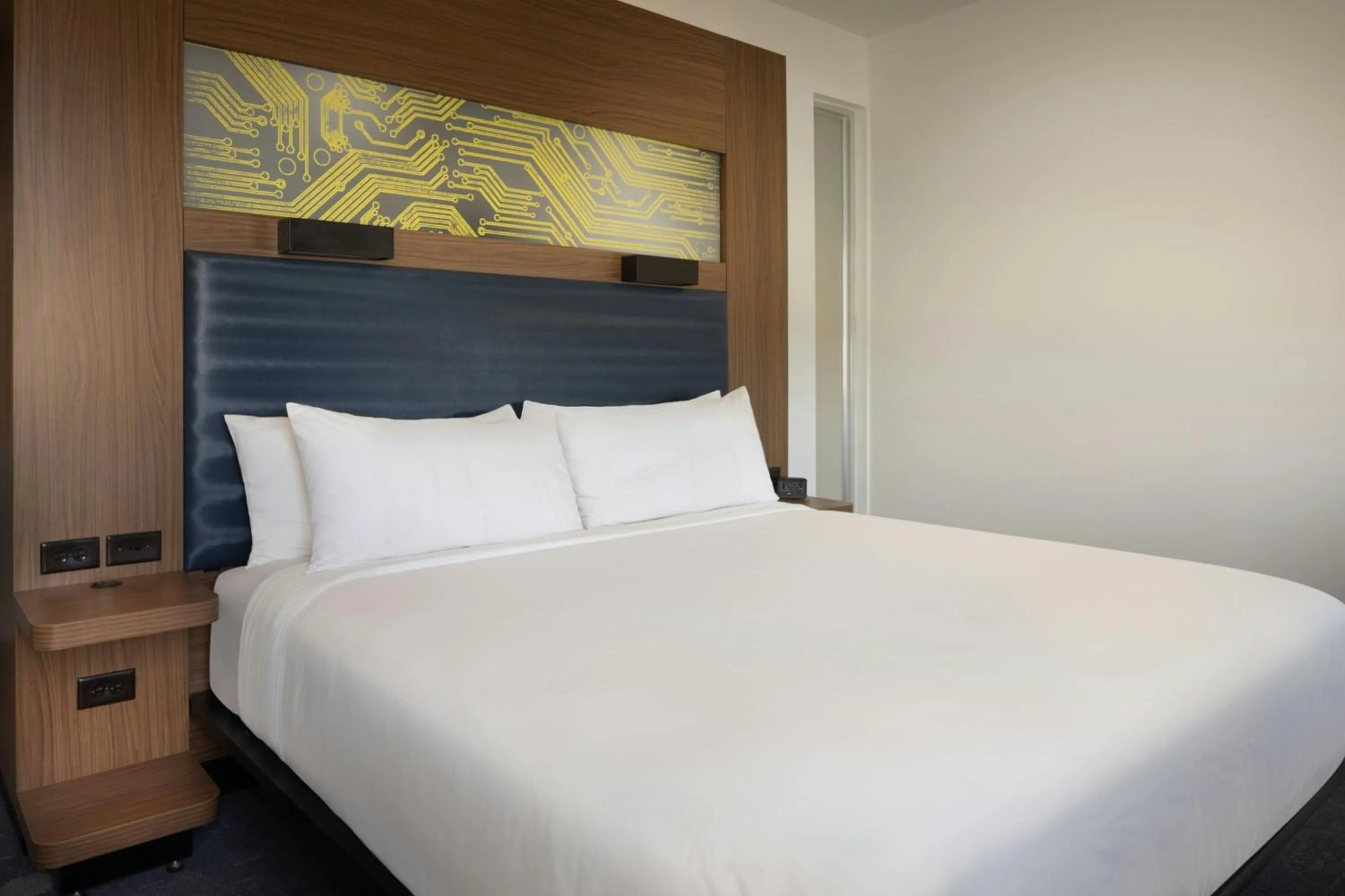 Photo of the whole room, Bed in Aloft Wichita