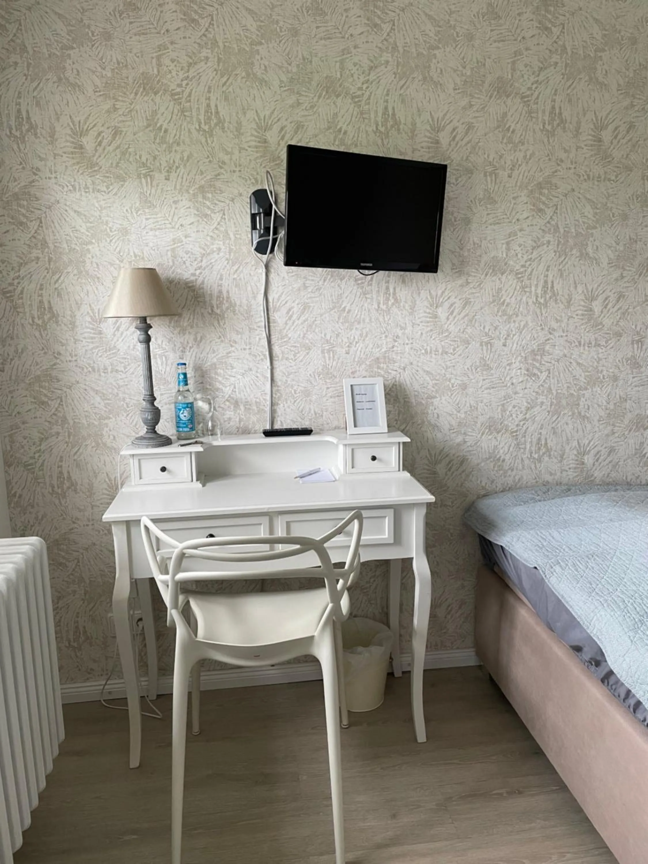 TV and multimedia, Bed in Landsitzhotel und Seminarium Peterhof