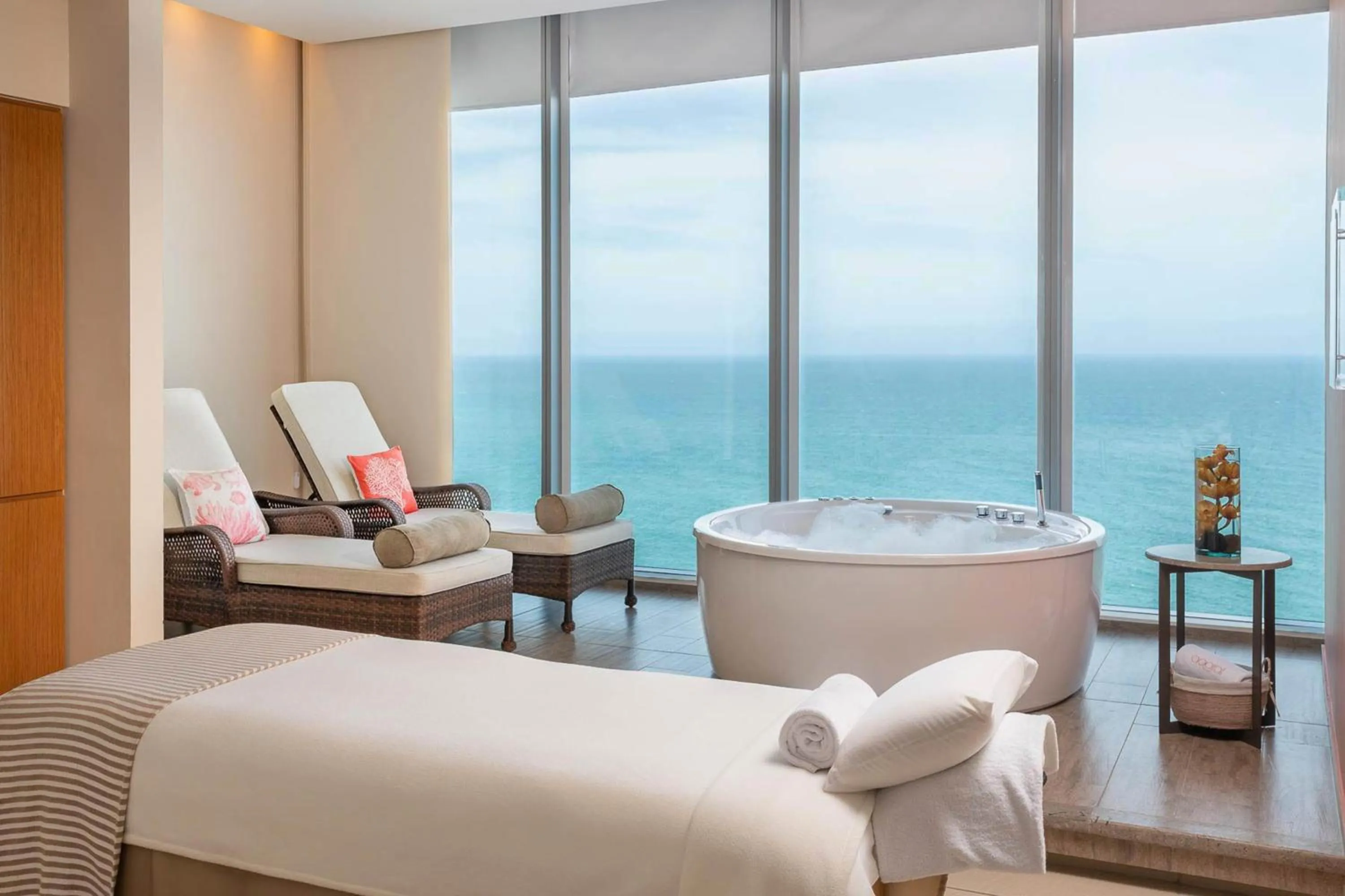 Hot Tub, Bed in Hyatt Regency Cartagena