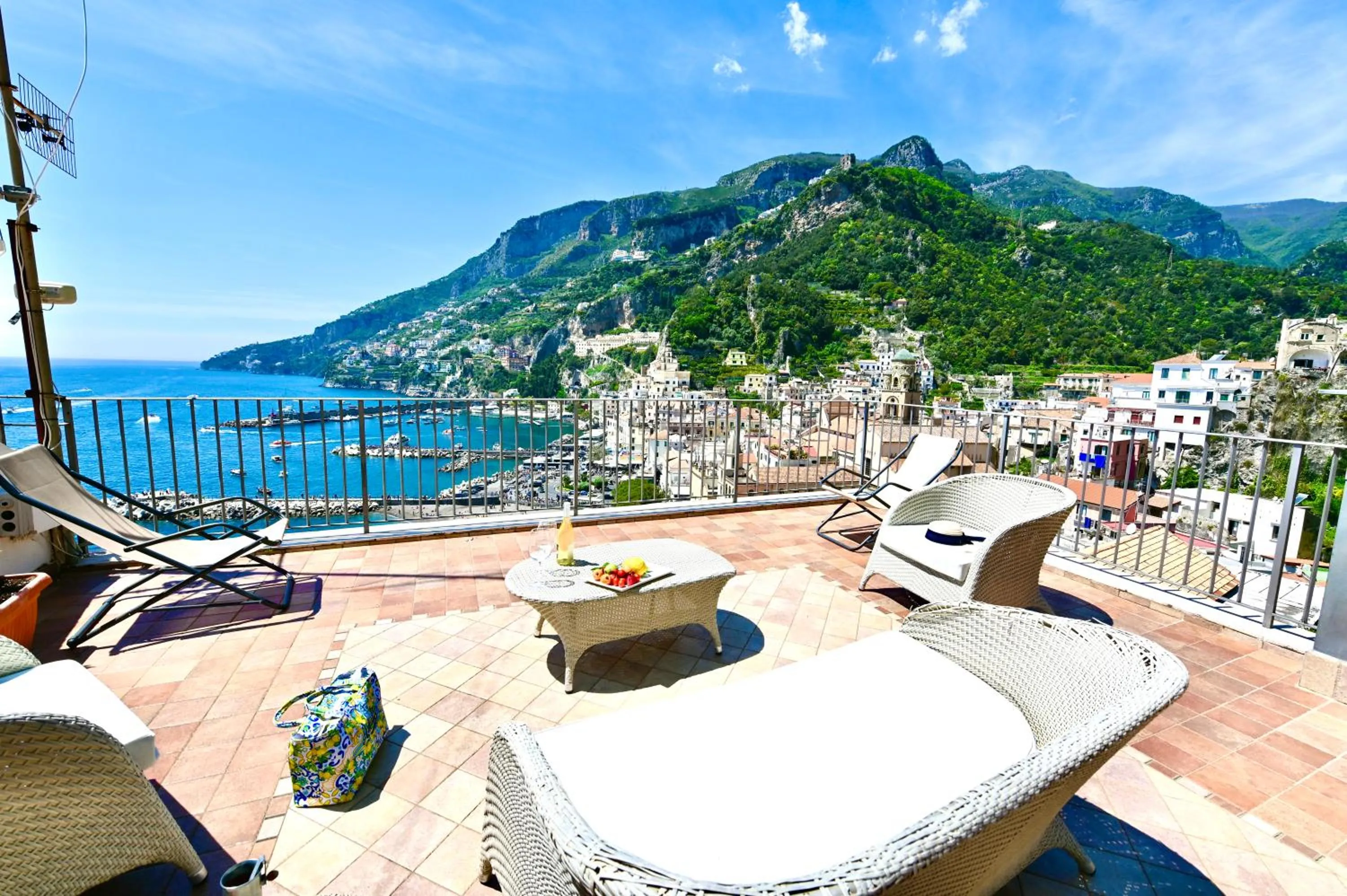 Rooftop flat in Amalfi Central "Panoramic view, Near the beach,Terrace "