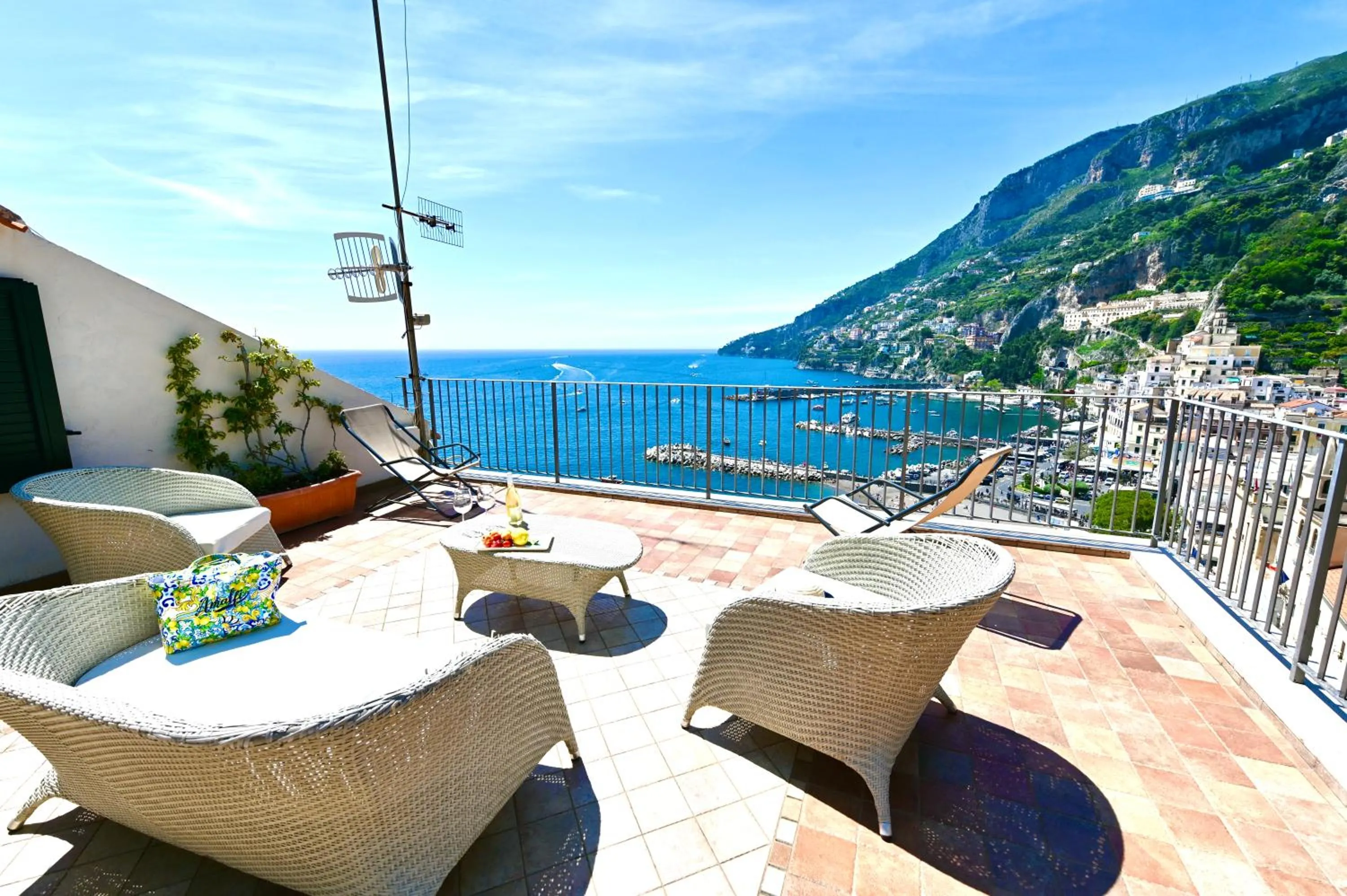 Rooftop flat in Amalfi Central "Panoramic view, Near the beach,Terrace "