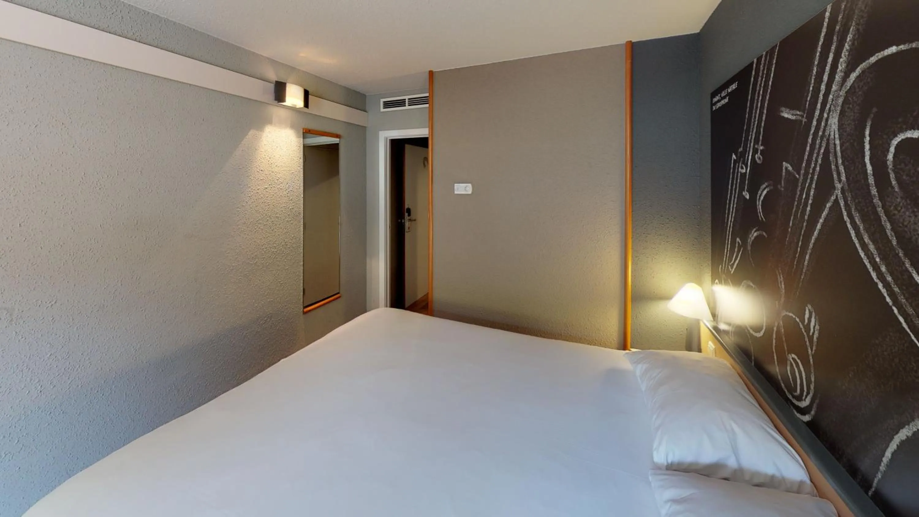 Bedroom, Bed in ibis Dinant Centre