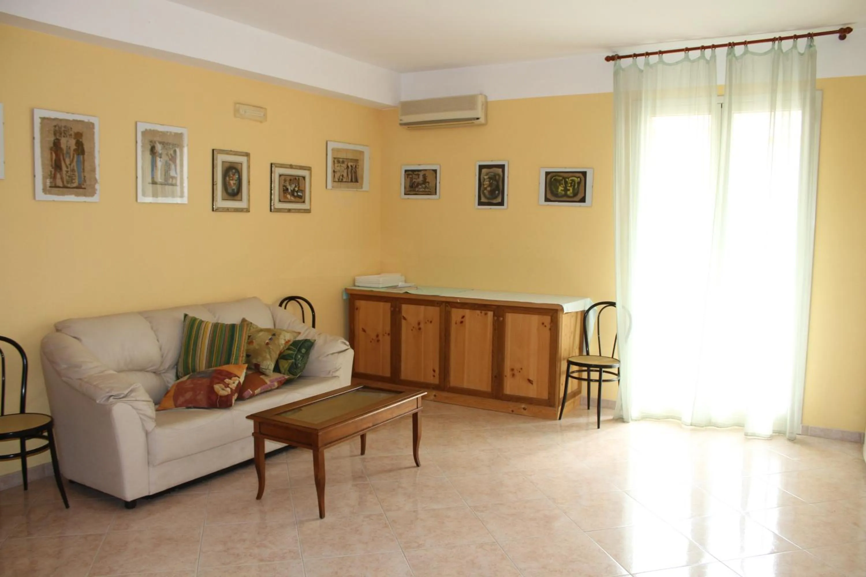 Communal lounge/ TV room in Garden House