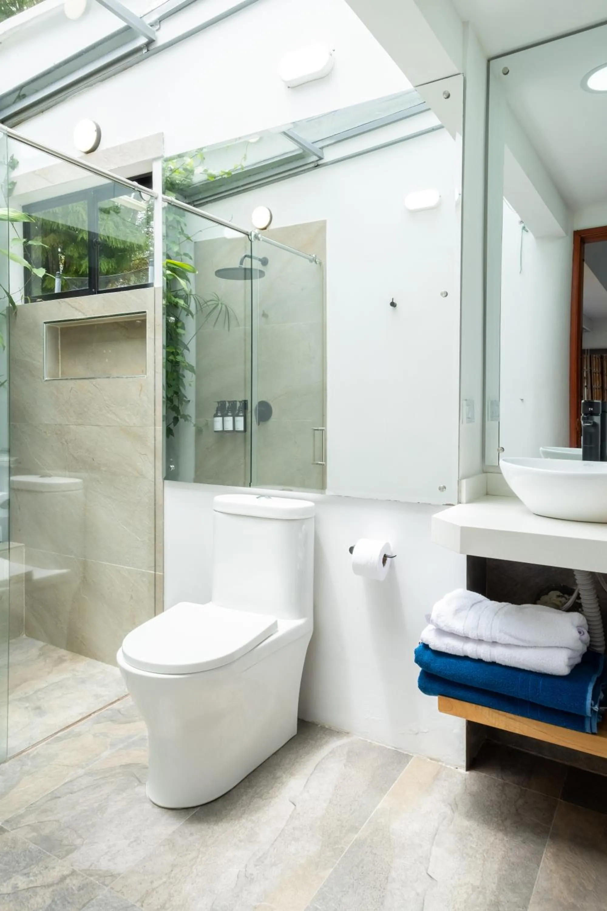 Toilet in Hotel Chalet El Castillo by Majuva