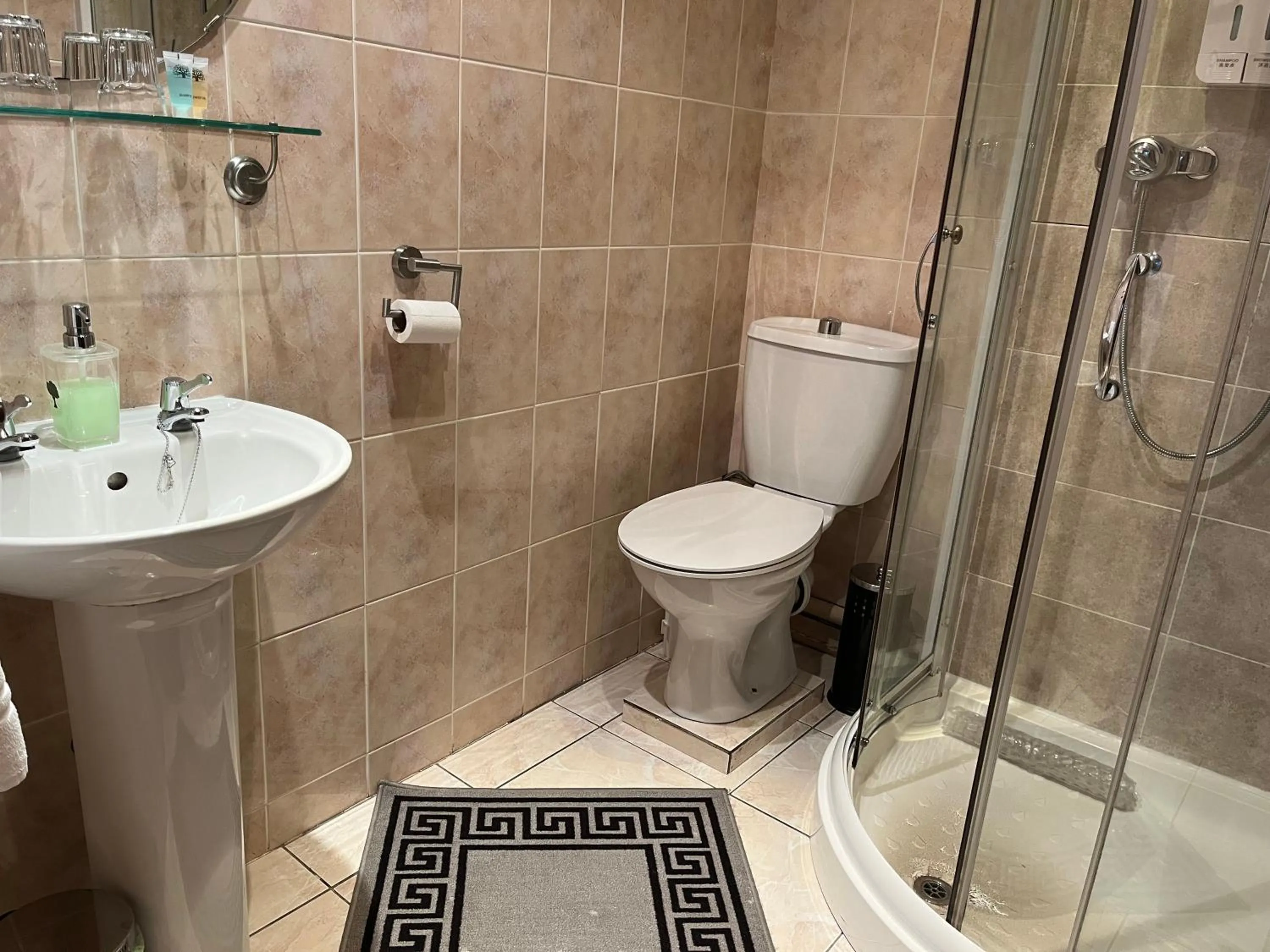 Shower in The Paddocks Hotel