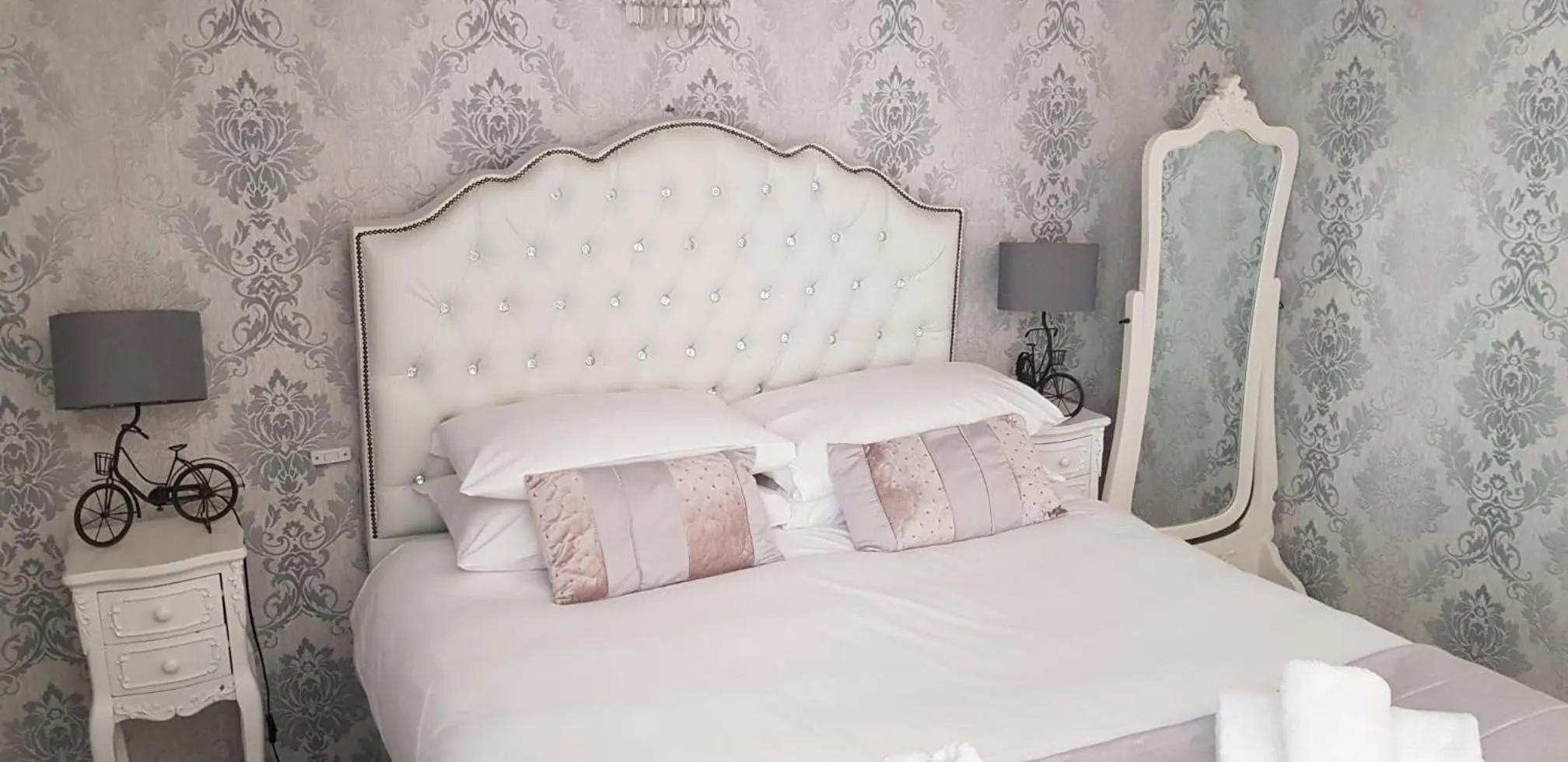 Bed in The Paddocks Hotel