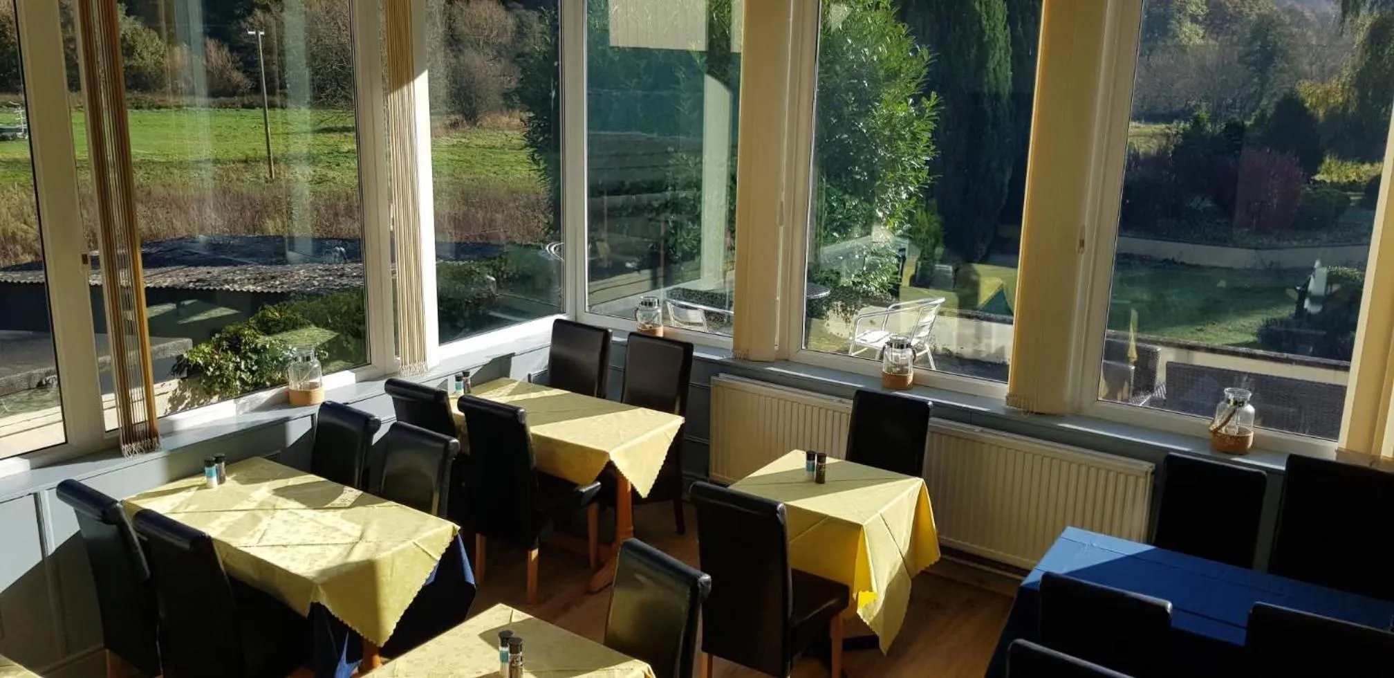 Restaurant/places to eat in The Paddocks Hotel
