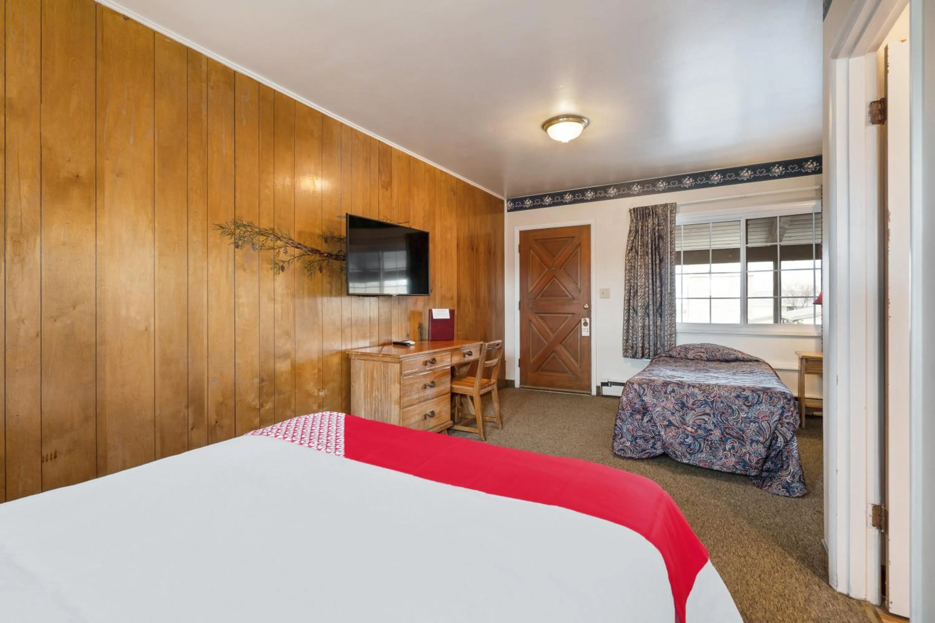 Bedroom in OYO Silver Spur Burns Hwy 20