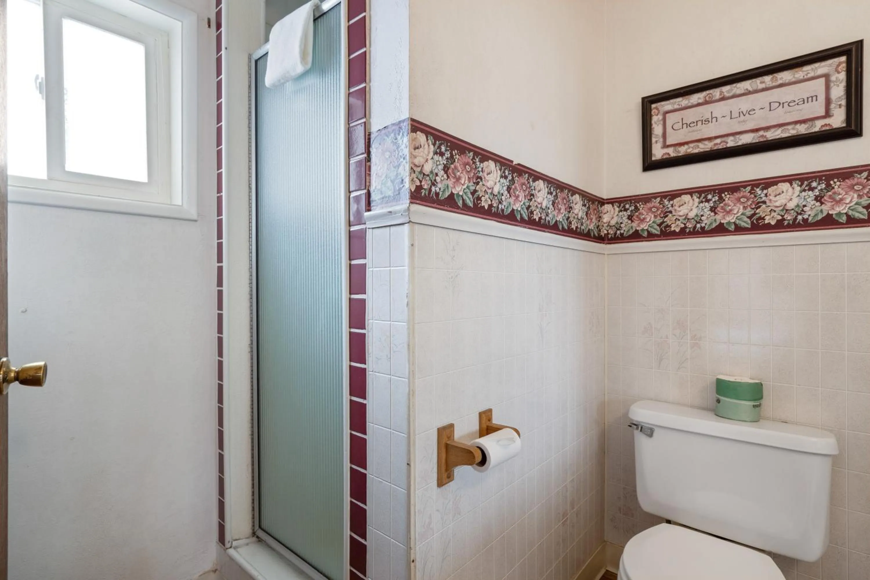 Bathroom in OYO Silver Spur Burns Hwy 20