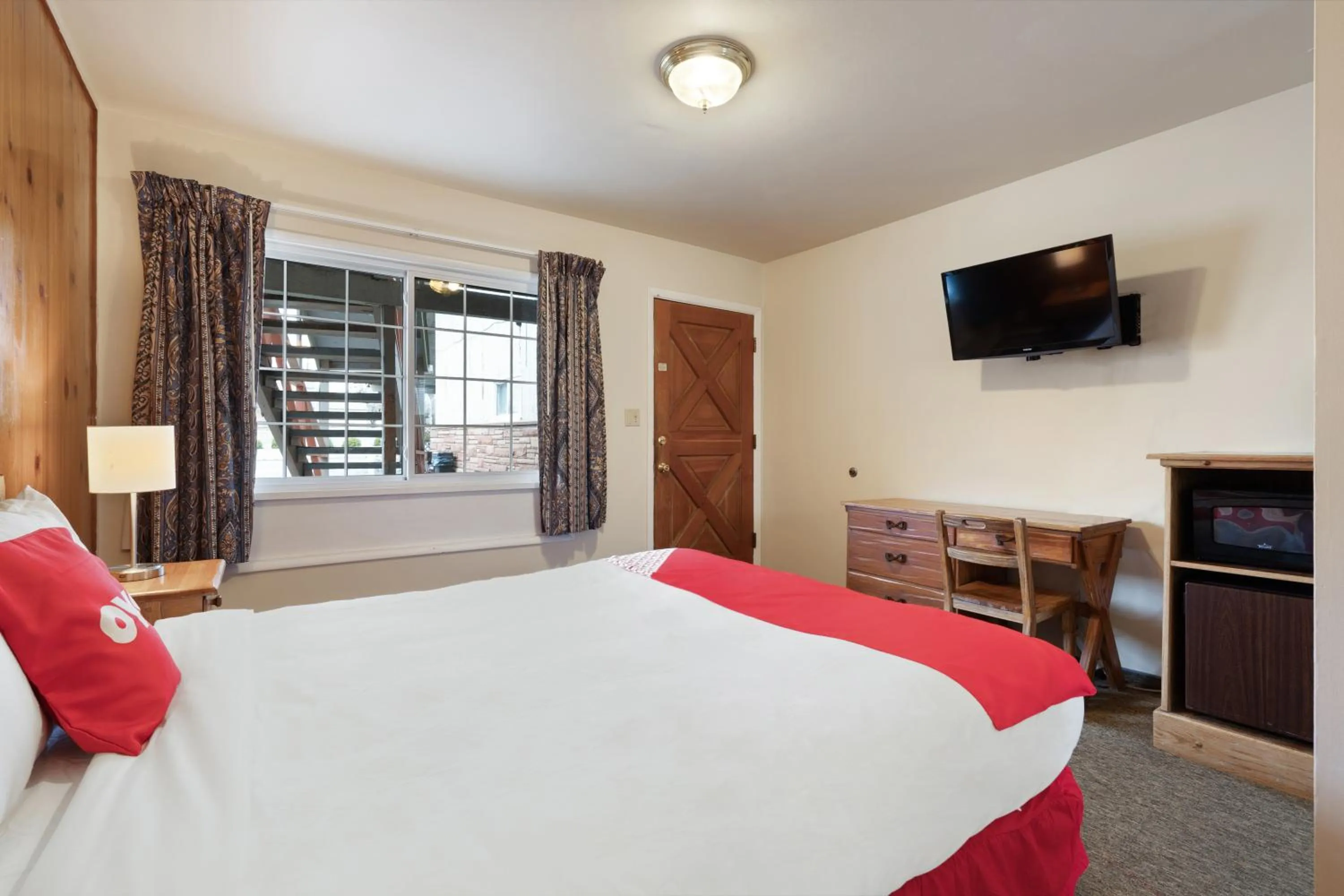 Bedroom in OYO Silver Spur Burns Hwy 20