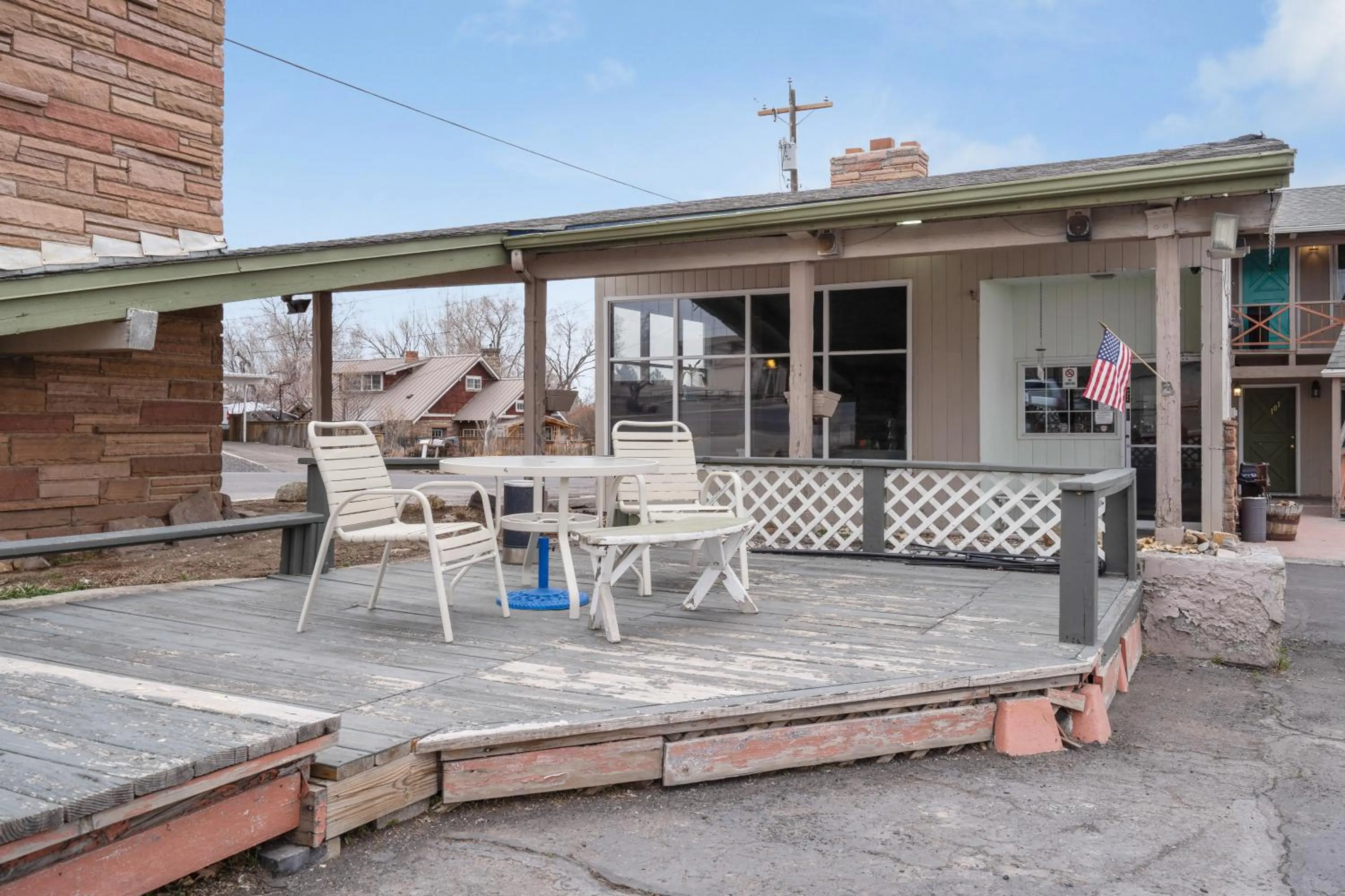 Seating area in OYO Silver Spur Burns Hwy 20