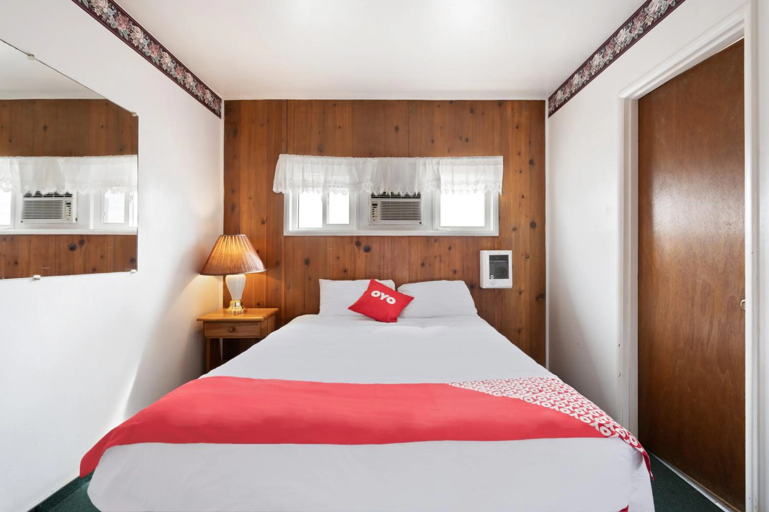 Bedroom in OYO Silver Spur Burns Hwy 20