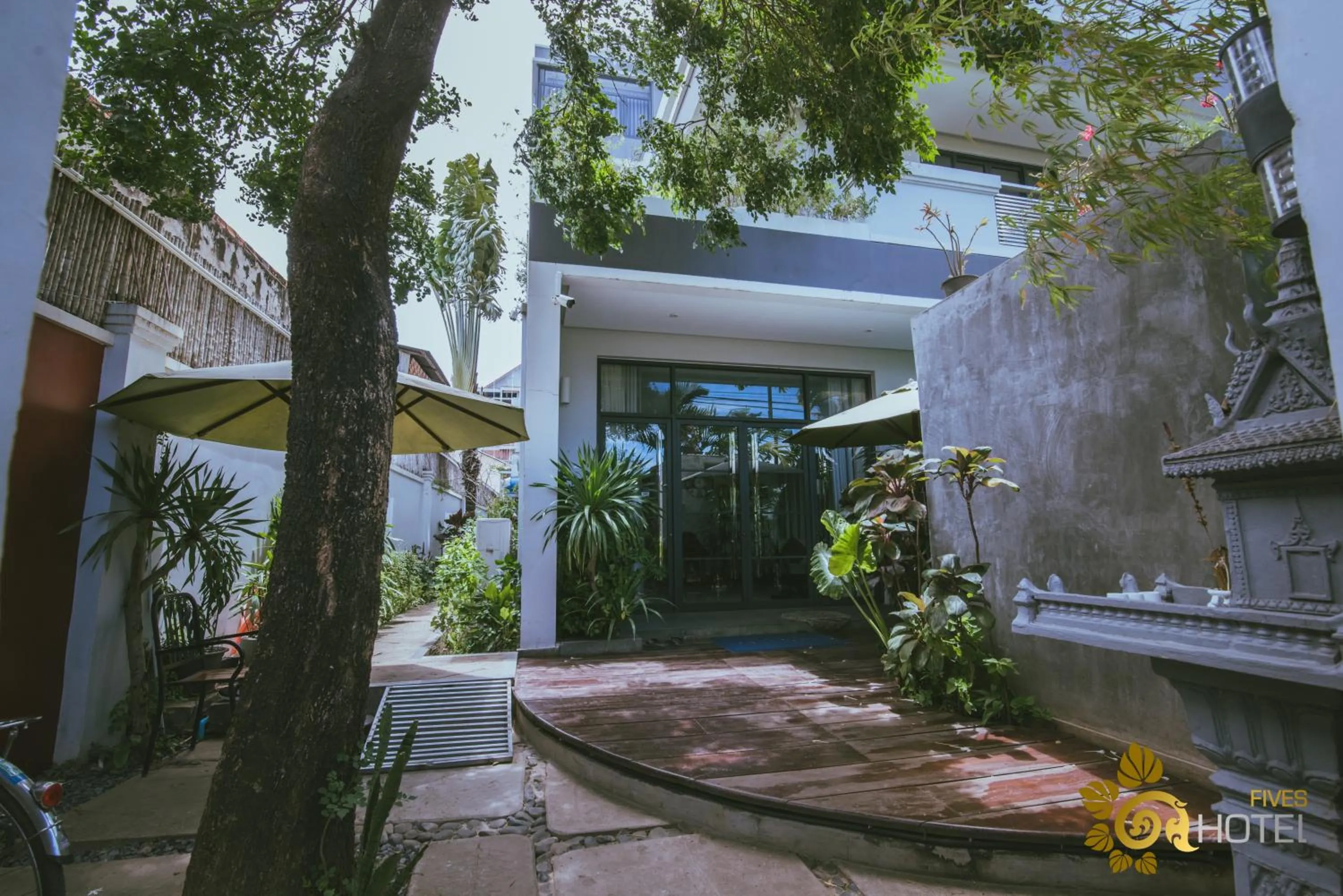 Facade/entrance in Hotel Five.S