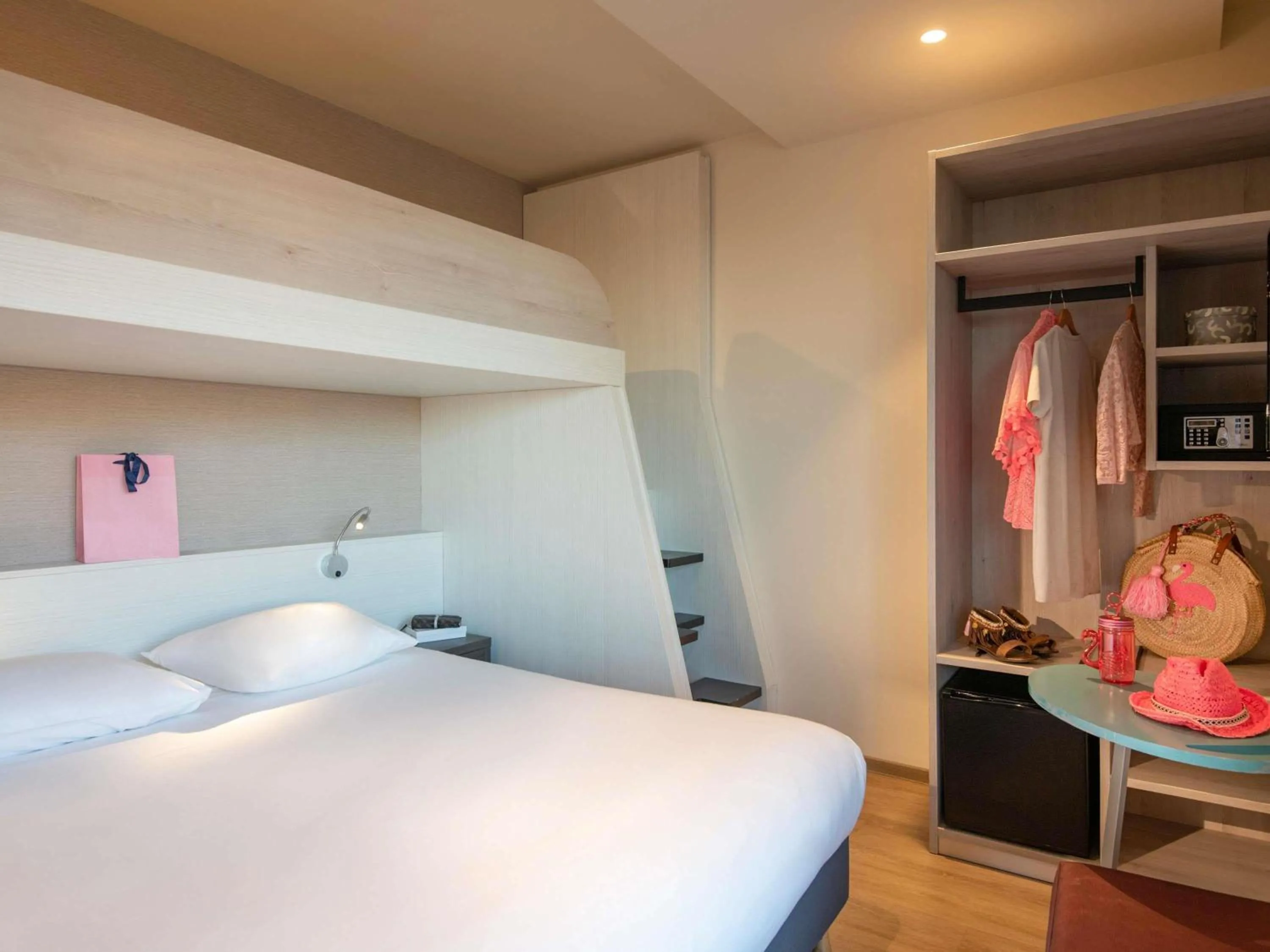 Bedroom, Bed in ibis Styles Beaulieu sur Mer