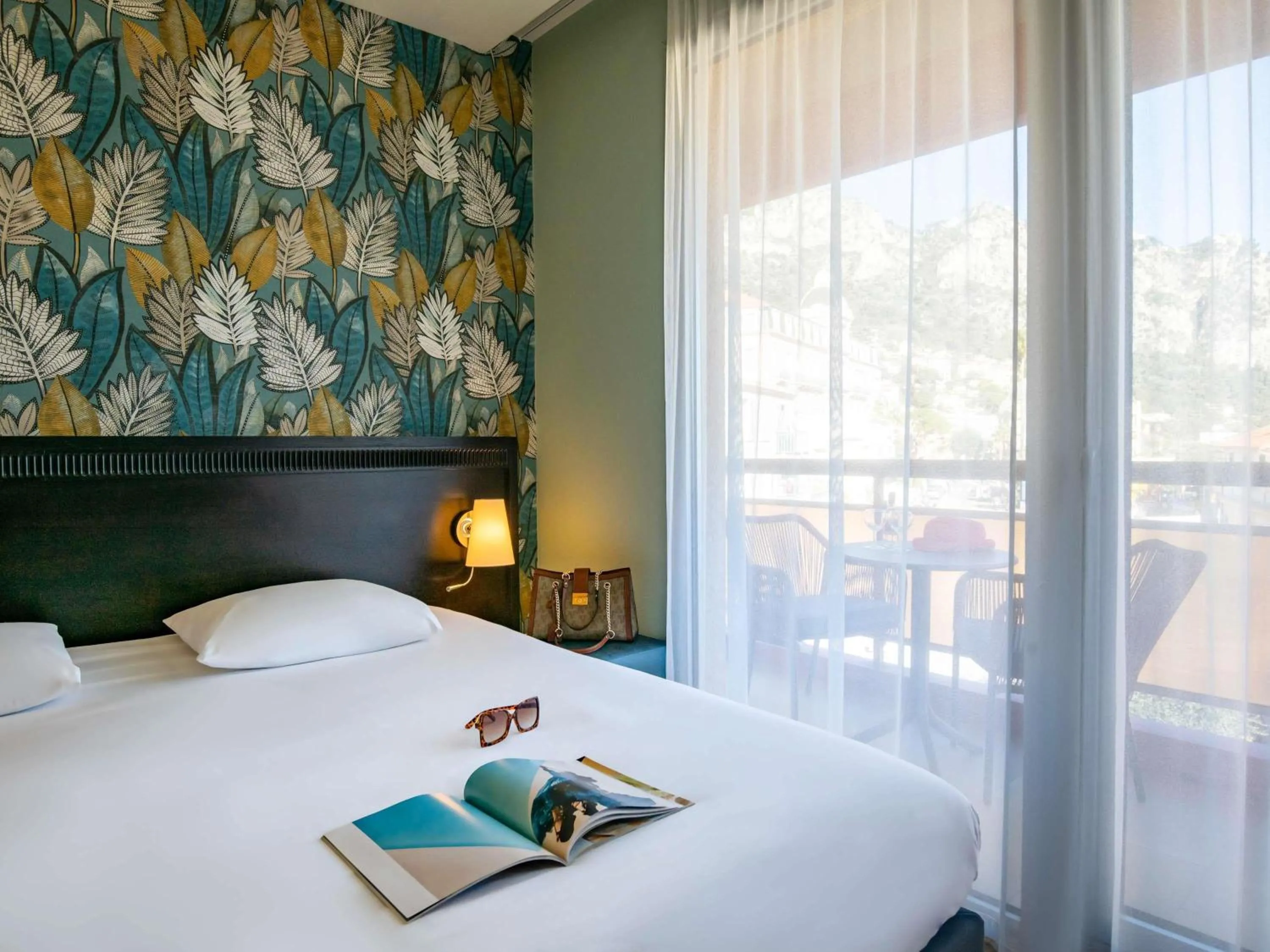 Property building, Bed in ibis Styles Beaulieu sur Mer