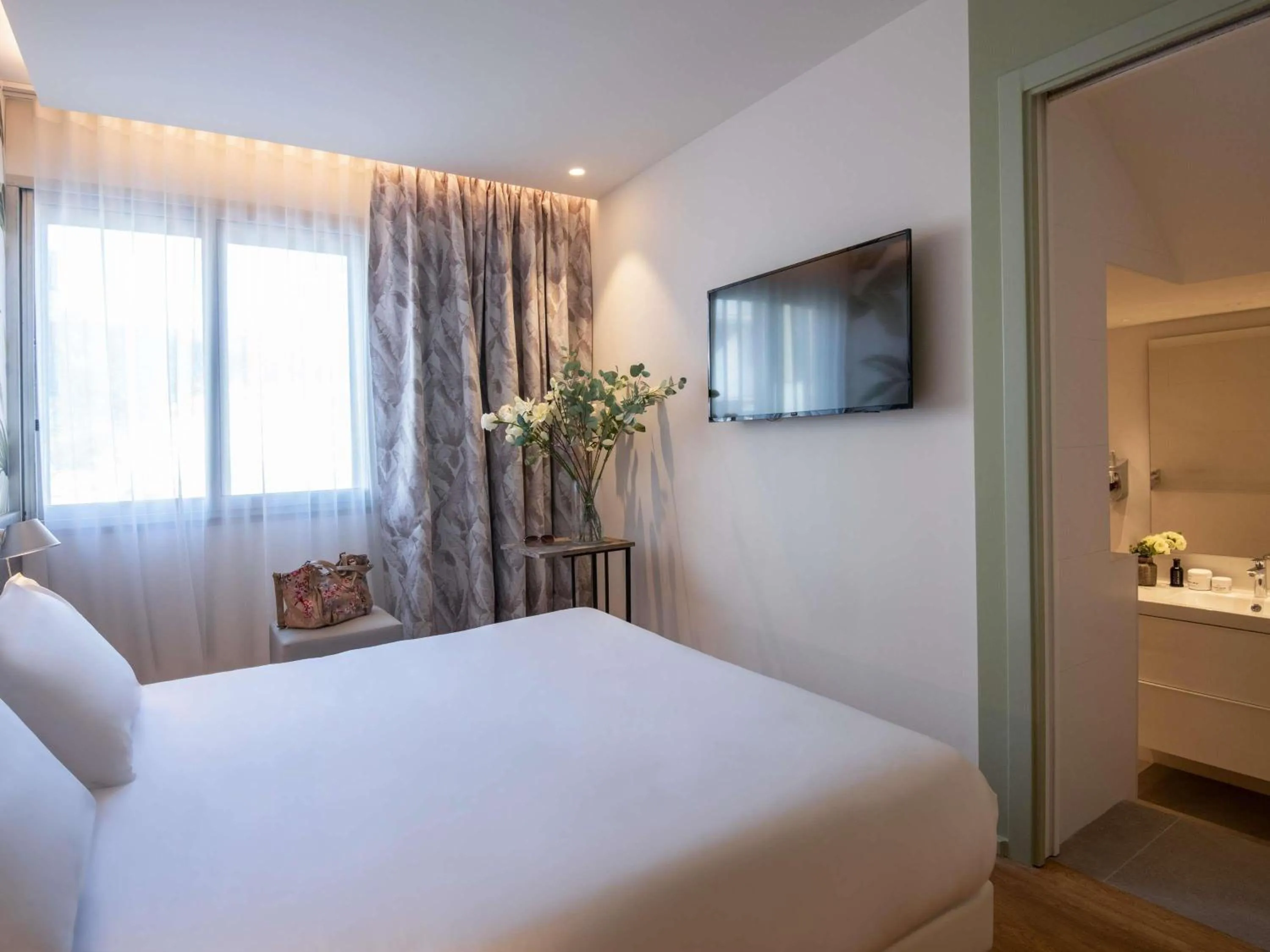 Bedroom, Bed in ibis Styles Beaulieu sur Mer