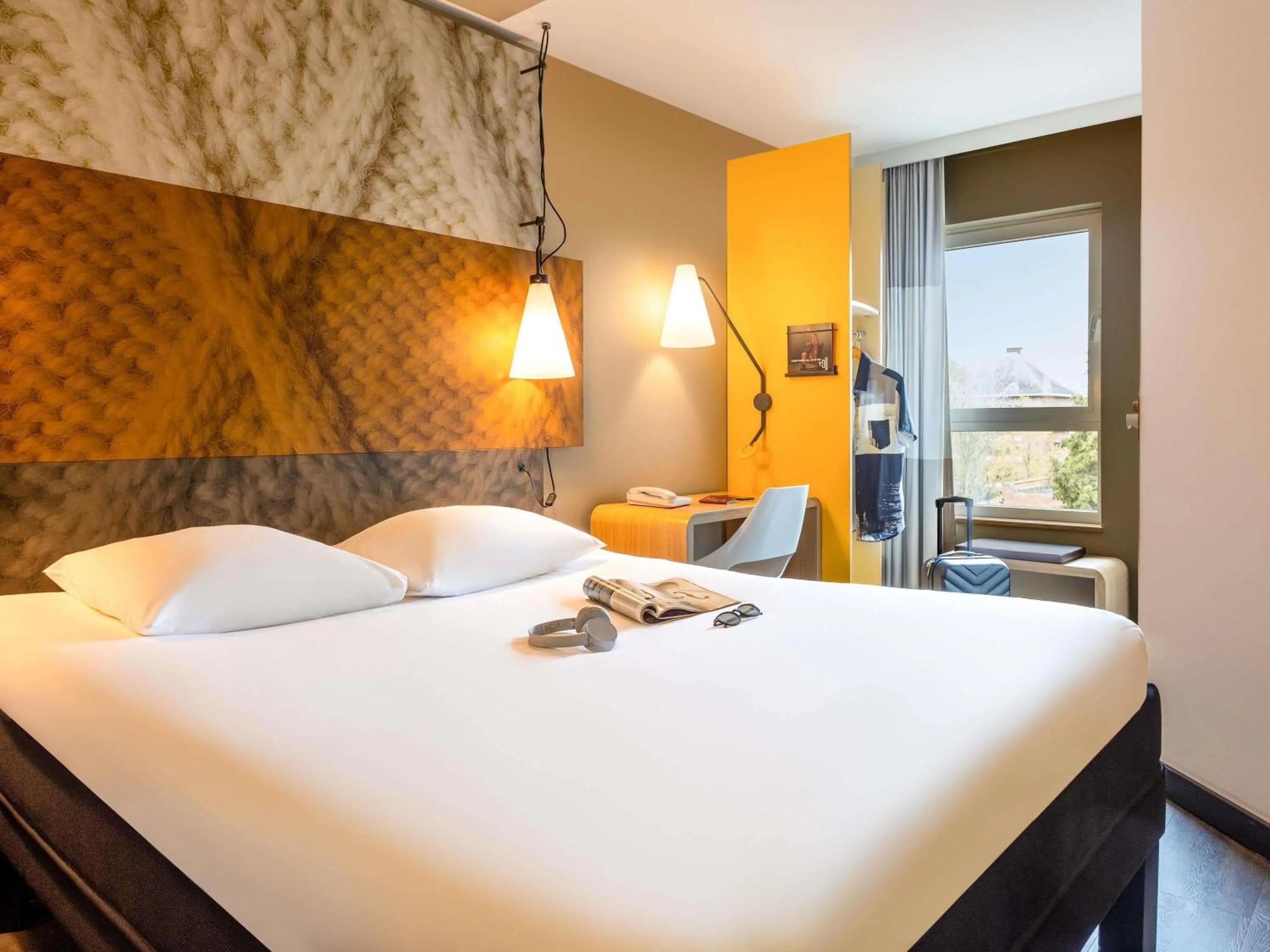 Property building, Bed in ibis Leuven Centrum