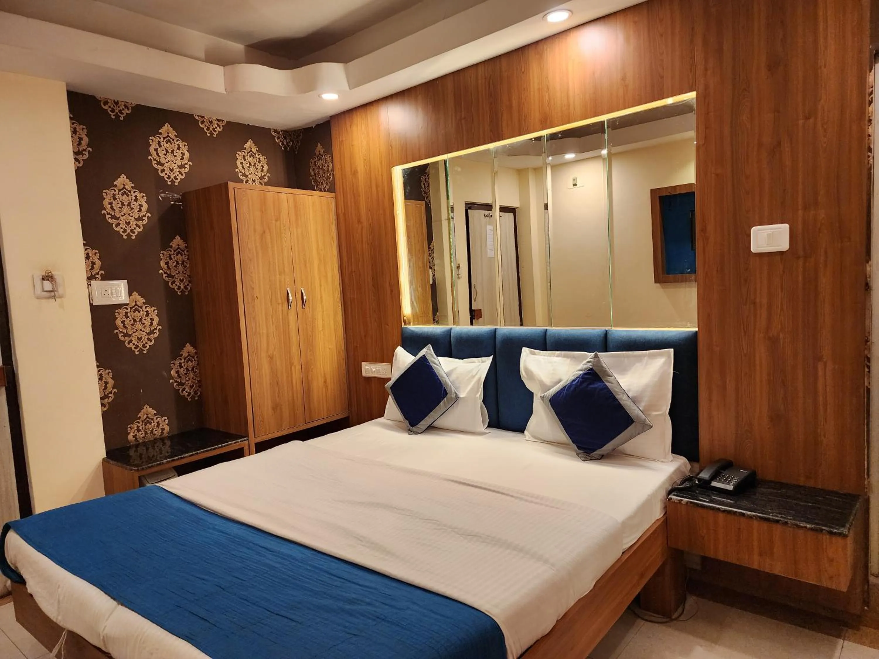 Photo of the whole room, Bed in Hotel Savera