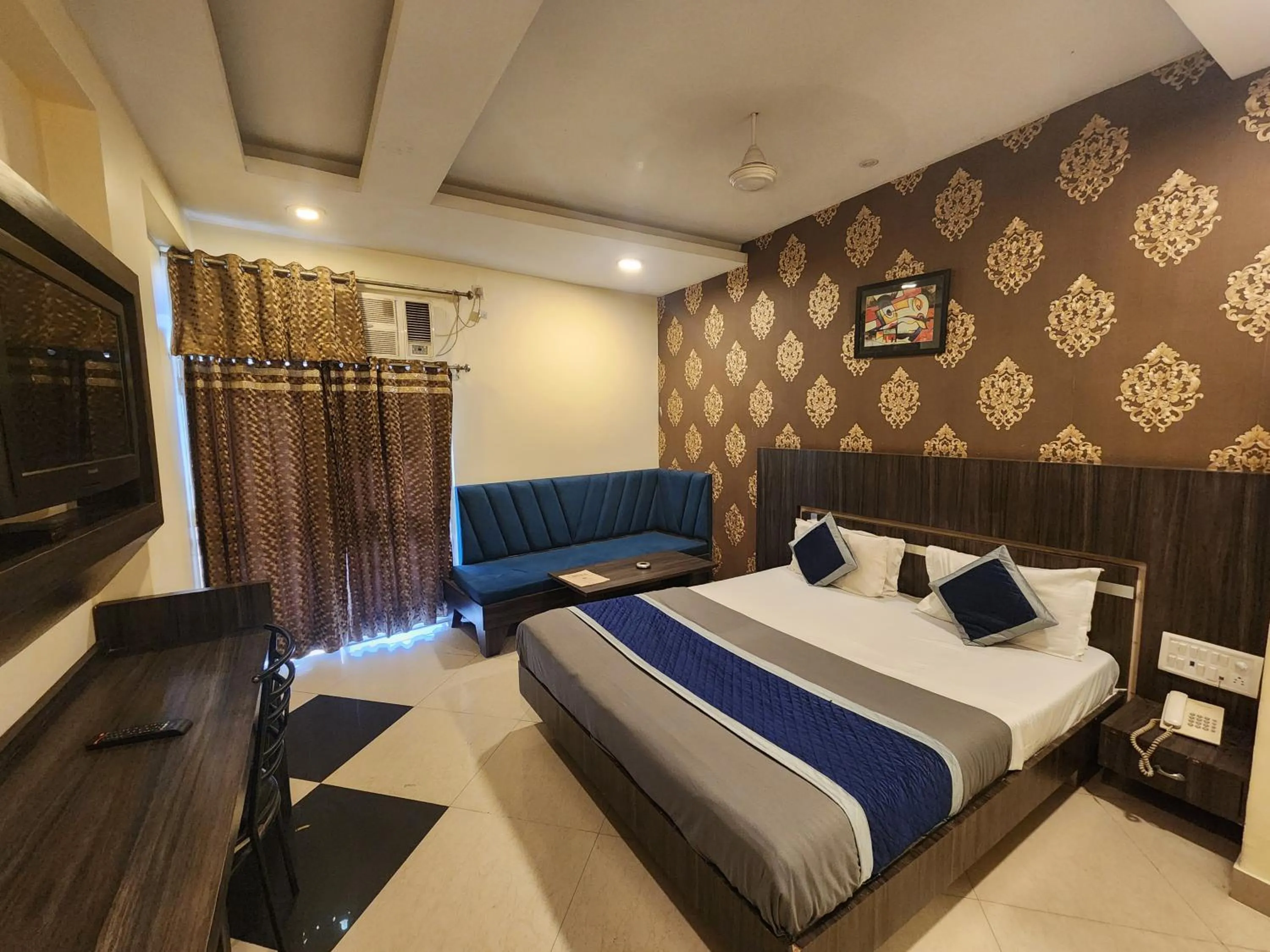 Photo of the whole room, Bed in Hotel Savera