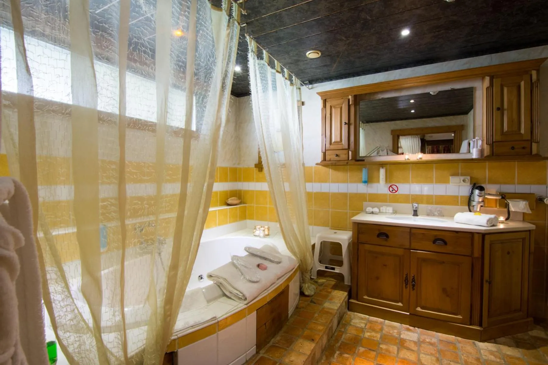 Bathroom in Hotel De Stokerij