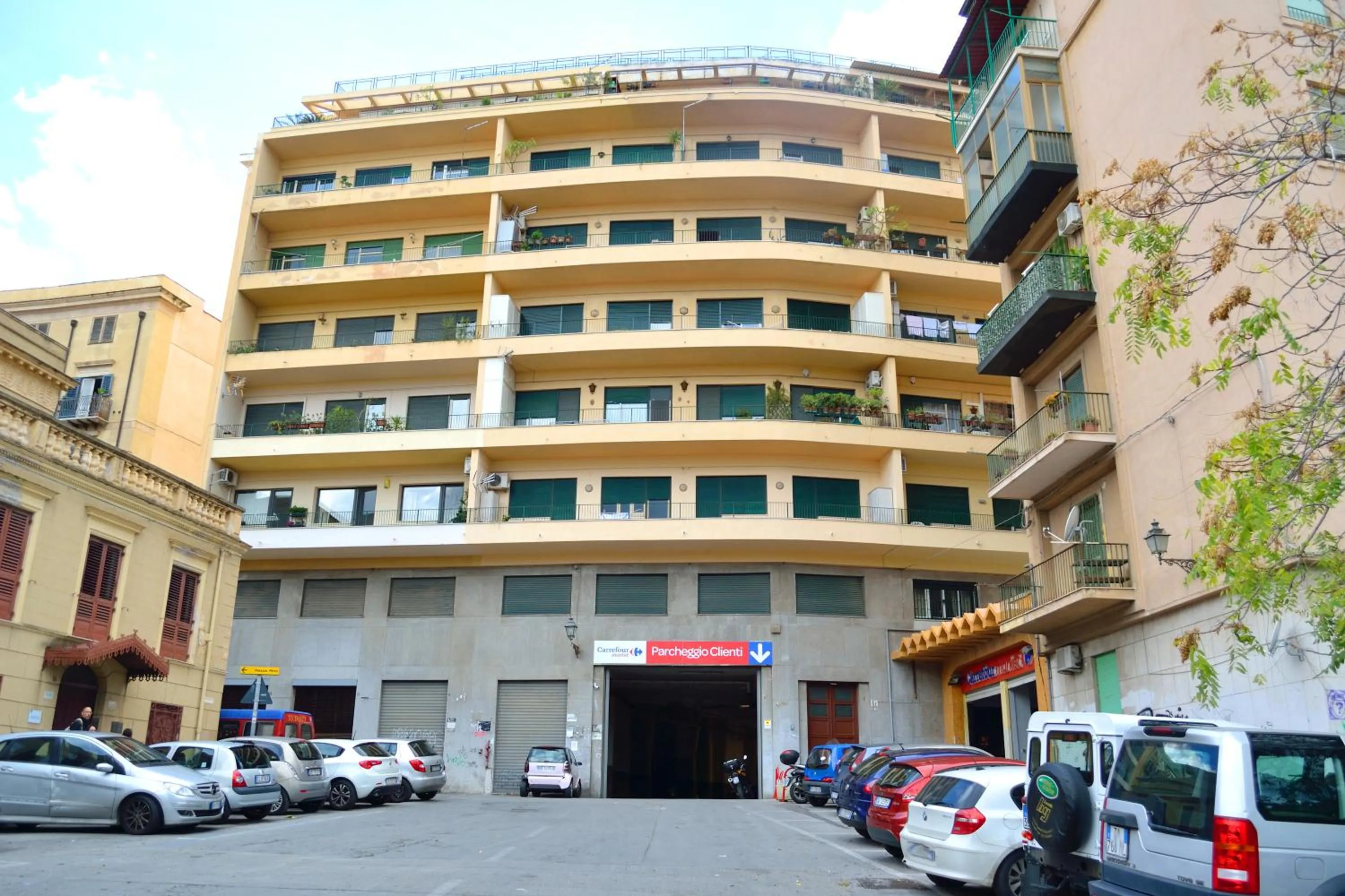 Facade/entrance in Piazza Marina
