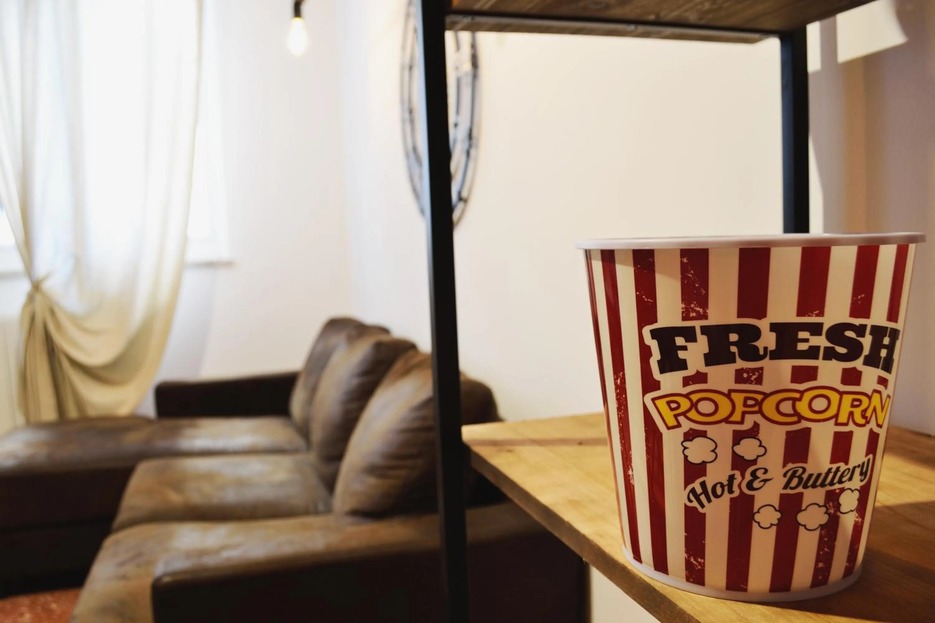 Communal lounge/ TV room in Piazza Marina